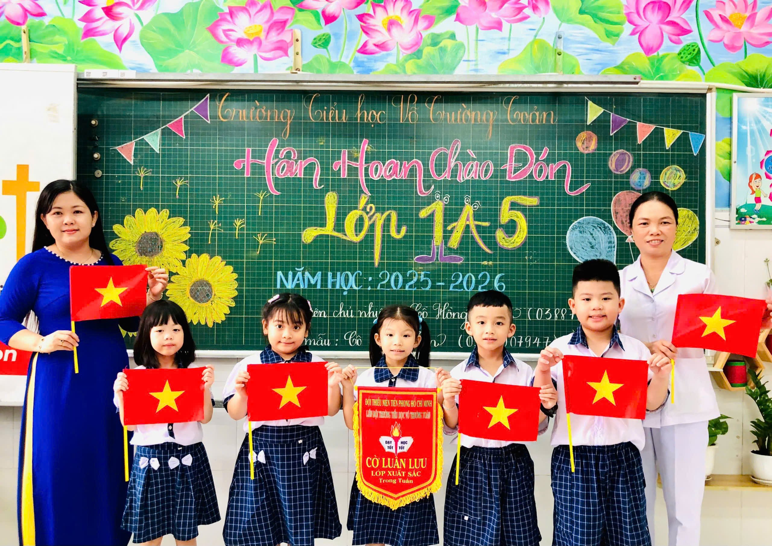 Những chiếc bảng được trang trí thông điệp đón chào ngày lễ lớn của dân tộc, đan xen với niềm vui năm học mới sắp bắt đầu.