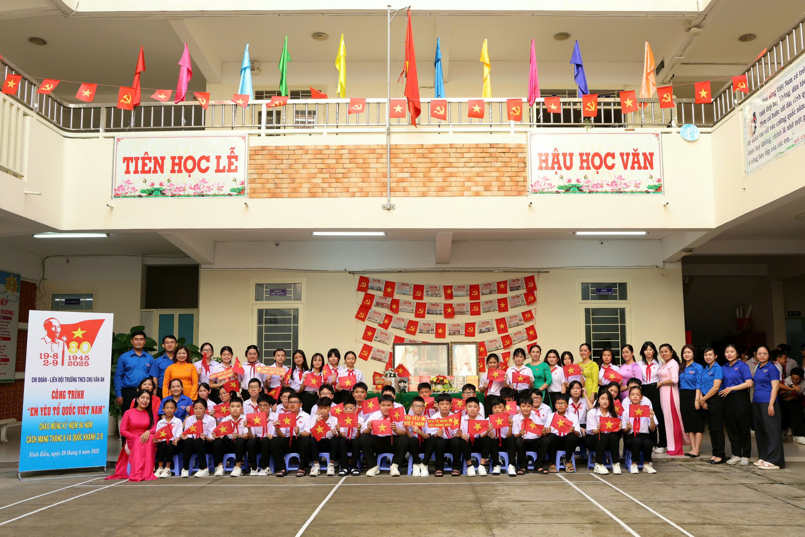 Chi đoàn - Liên đội Trường THCS Chu Văn An ra mắt Công trình 'Em yêu Tổ quốc Việt Nam'.