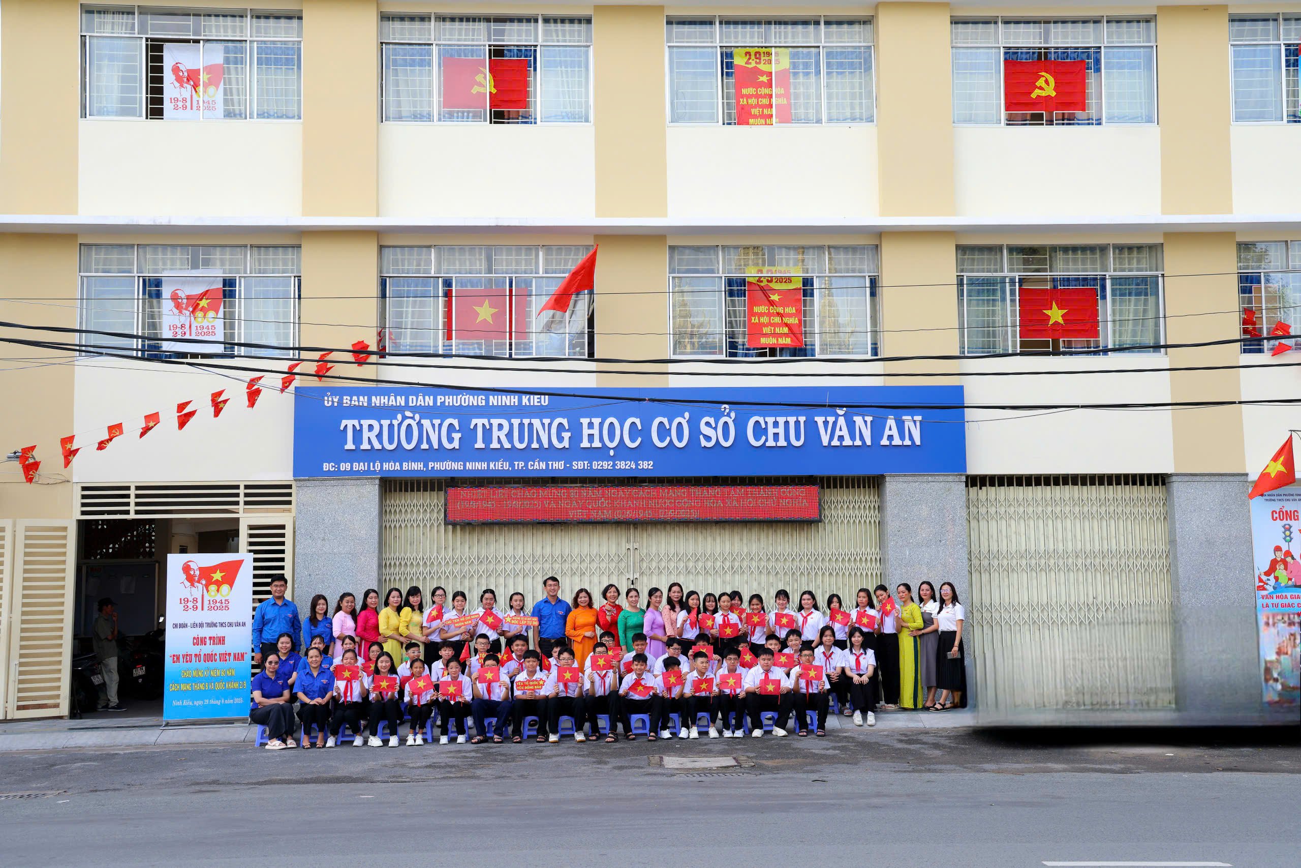 Thầy trò Trường THCS Chu Văn An đã lan tỏa tinh thần yêu nước, niềm tự hào dân tộc trong từng cán bộ, công nhân viên, học sinh. Nhà trường tổ chức nhiều hoạt động ý nghĩa nhằm bồi dưỡng cho học sinh niềm tự hào dân tộc, lòng biết ơn sâu sắc với các thế hệ cha anh đã hy sinh vì độc lập, tự do của Tổ quốc.
