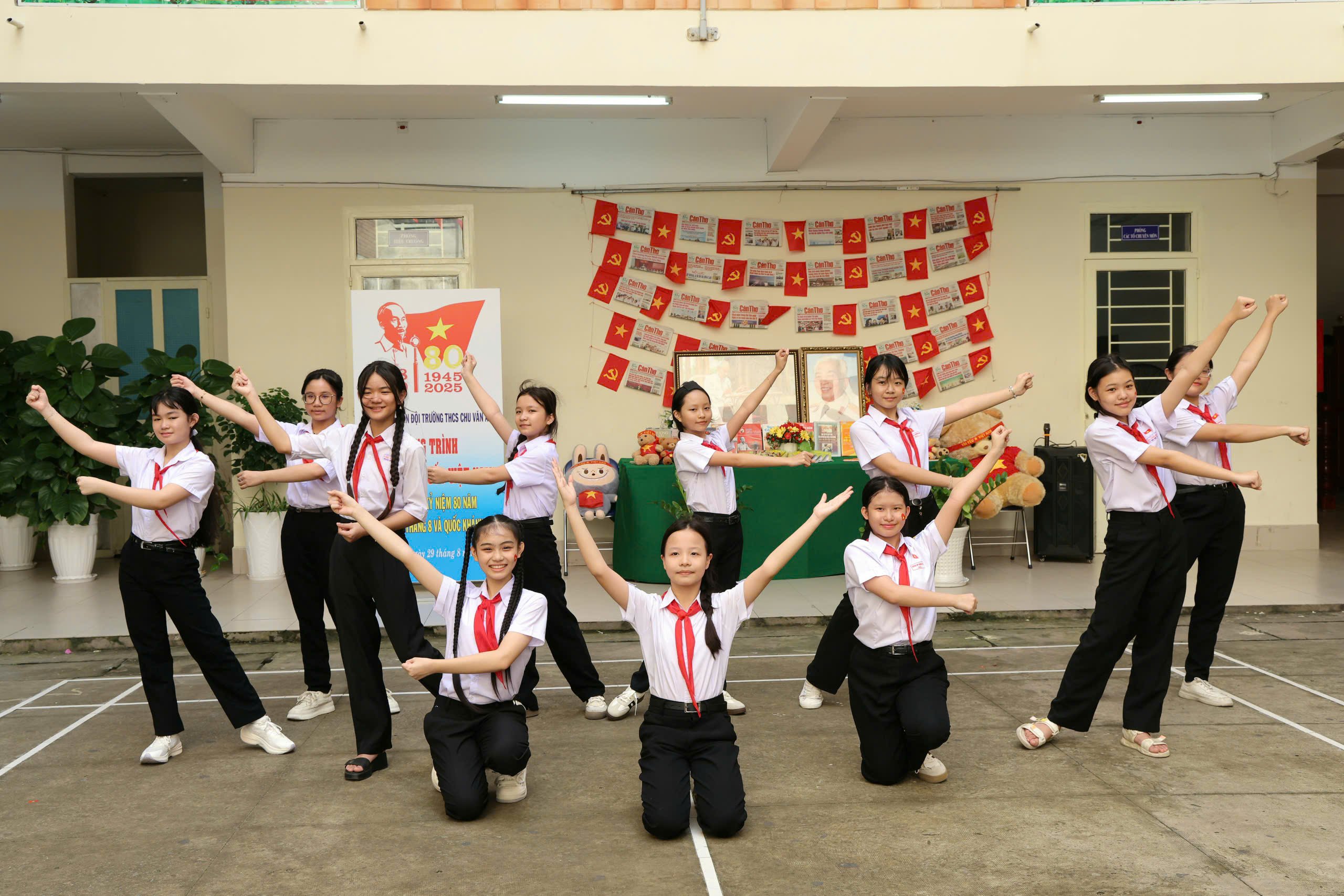 Học sinh Trường THCS Chu Văn An thực hiện tiết mục văn nghệ chào mừng kỷ niệm 80 năm Quốc khánh nước Cộng hòa Xã hội chủ nghĩa Việt Nam.