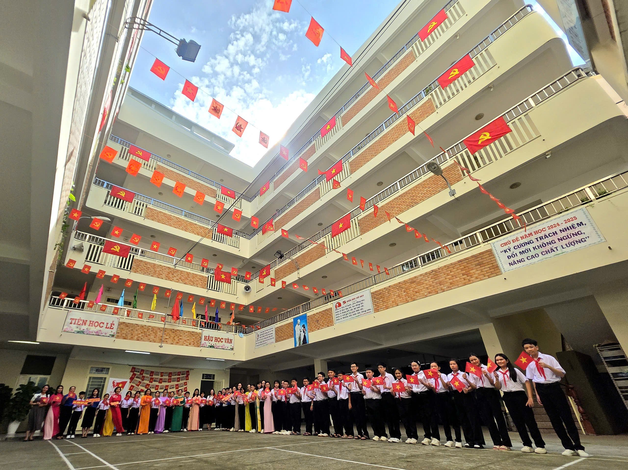 Thầy cô, học sinh Trường THCS Chu Văn An rộng ràng chào mừng kỷ niệm 80 năm Quốc khánh nước Cộng hòa Xã hội chủ nghĩa Việt Nam.