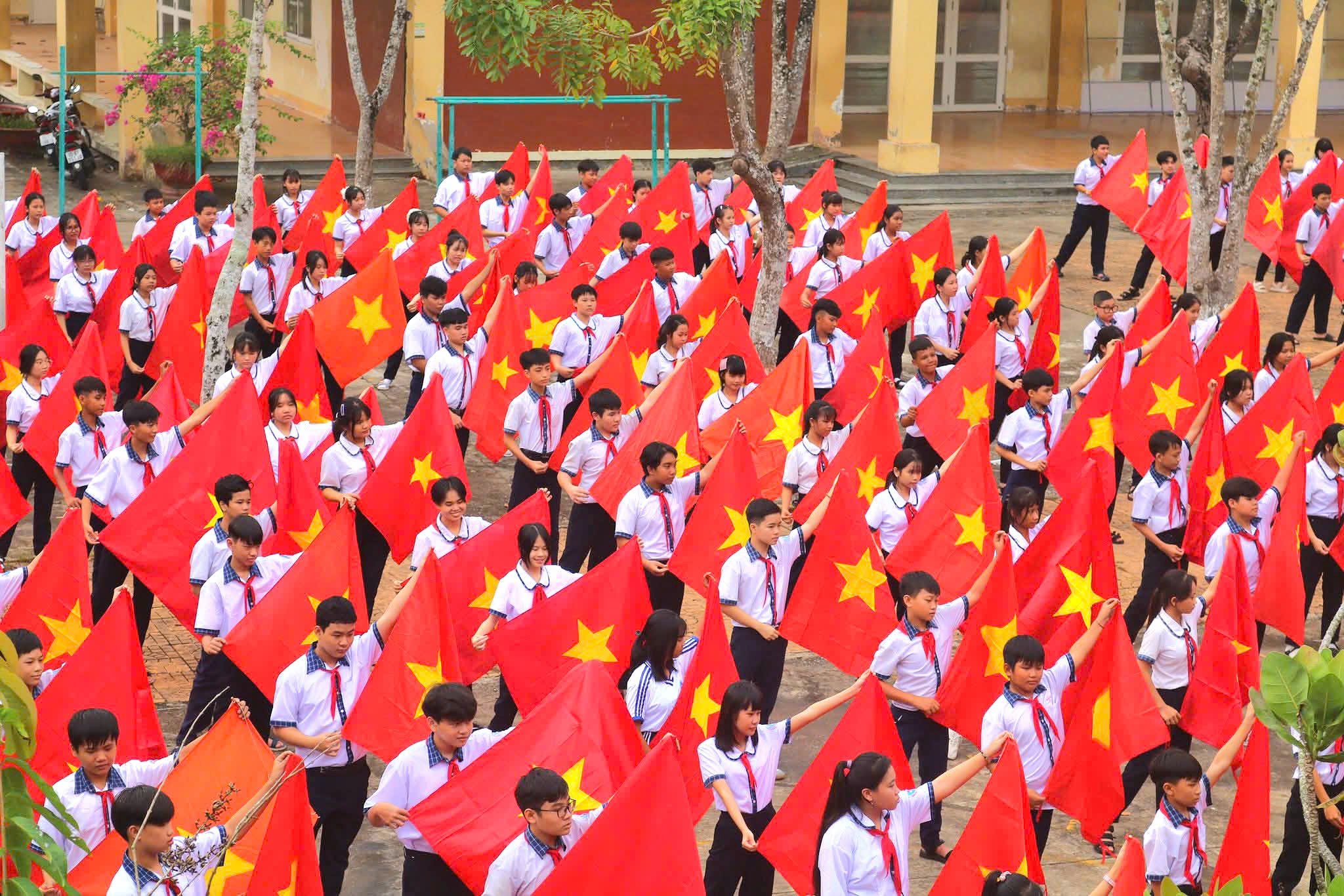 Tại Trường THCS Cờ Đỏ, gần 300 học sinh khối lớp 8 của Trường đã thực hiện phủ đỏ sân trường bằng sắc cờ Tổ quốc, mỗi lá cờ là một trái tim nhỏ thể hiện tinh thần yêu nước sâu sắc.