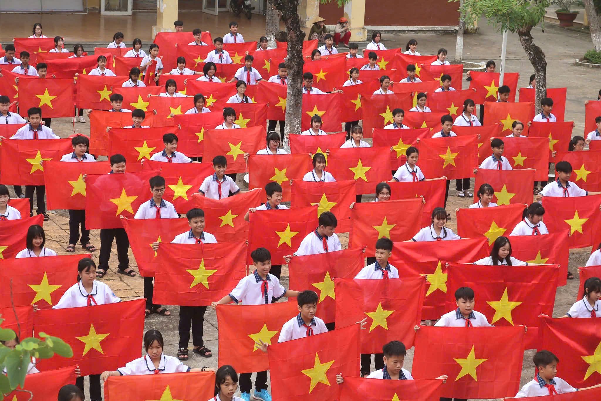 Ngoài ra, nhà trường cũng lồng ghép cho các em học sinh đọc lại 5 Điều Bác Hồ dạy; chủ đề của công tác Đội năm học 2025 - 2026 là “Thiếu nhi Việt Nam vững bước tiến vào Kỷ nguyên mới”.