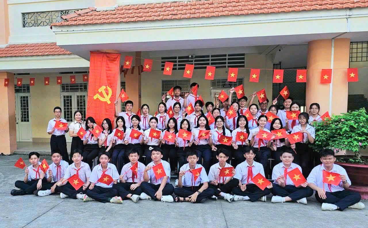 Học sinh Trường THCS An Hòa 2, phường Cái Khế đón chào Quốc khánh 2/9.