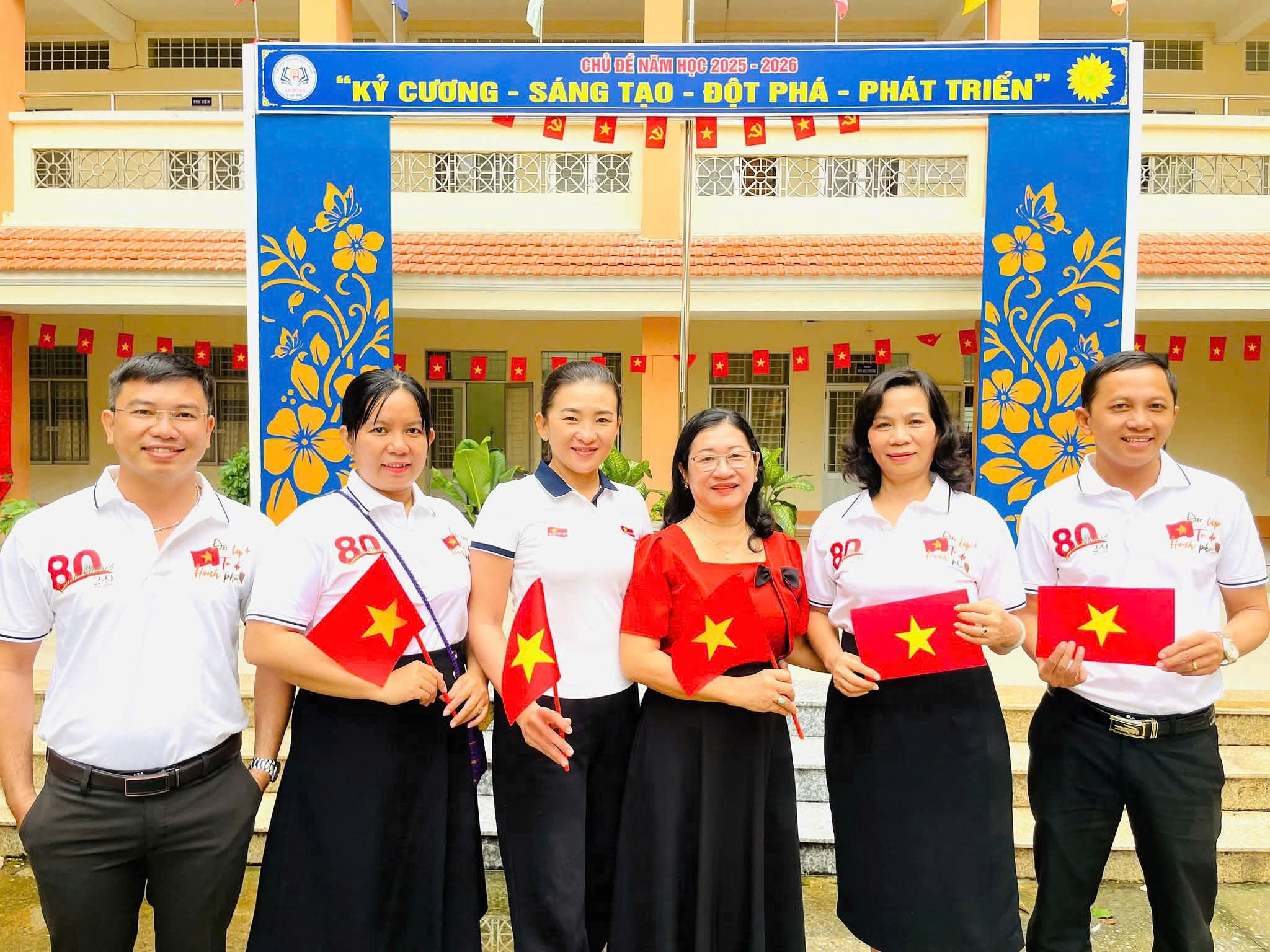 Giáo viên Trường THCS An Hòa 2, phường Cái Khế hưởng ứng không khí đón chào Quốc khánh 2/9.