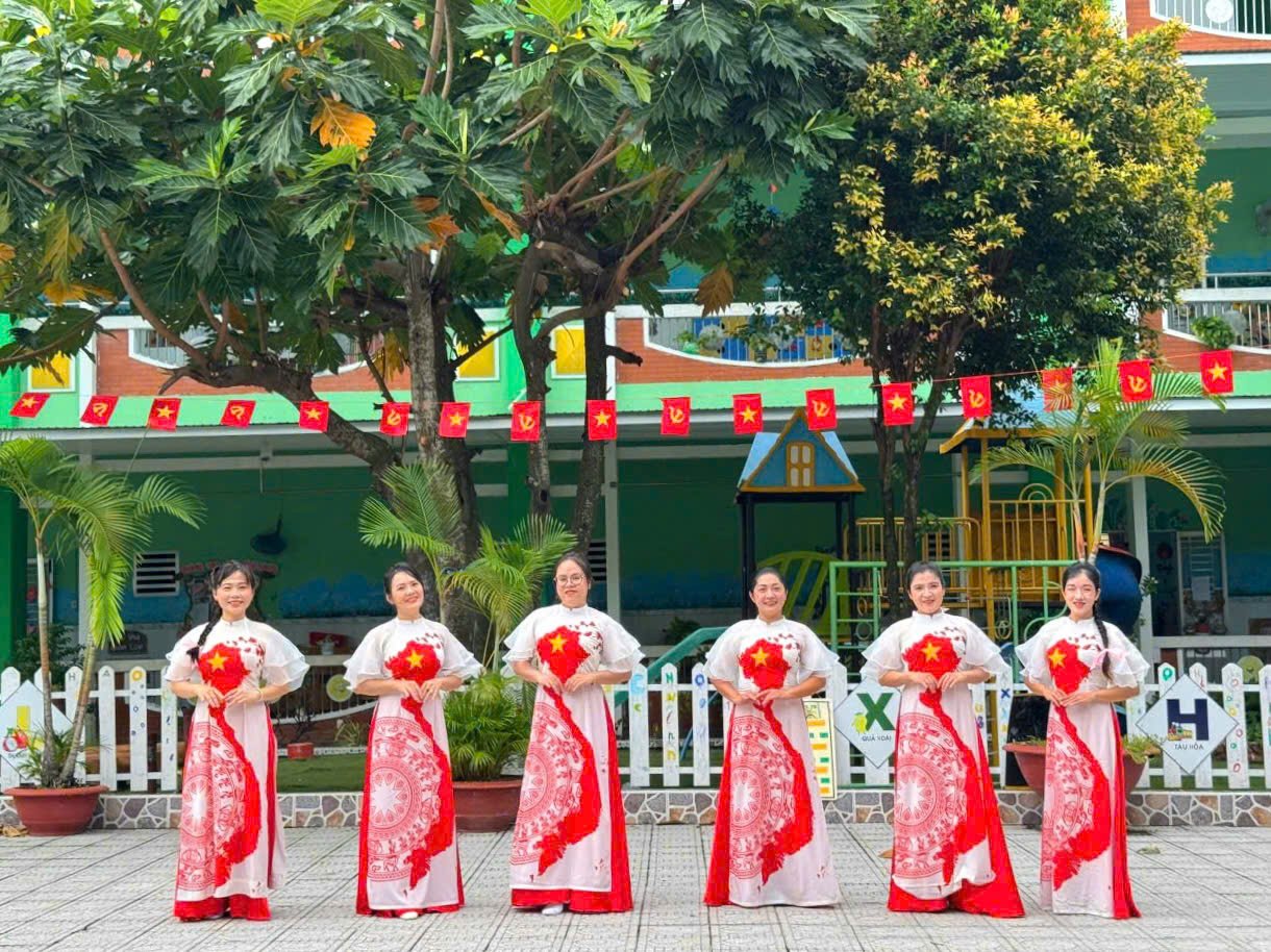 Giảo viên Trường Mầm non Tuổi Ngọc, phường Cái Khế chào mừng Quốc khánh 2/9.