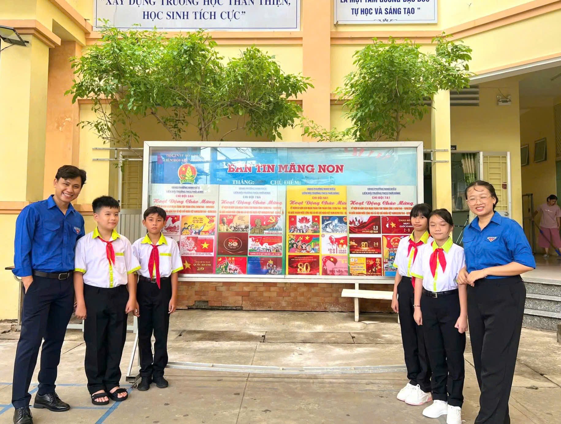 Chi đoàn Trường THCS Thới Binh, phường Ninh Kiều thực hiện trang trí khuôn viên trường.