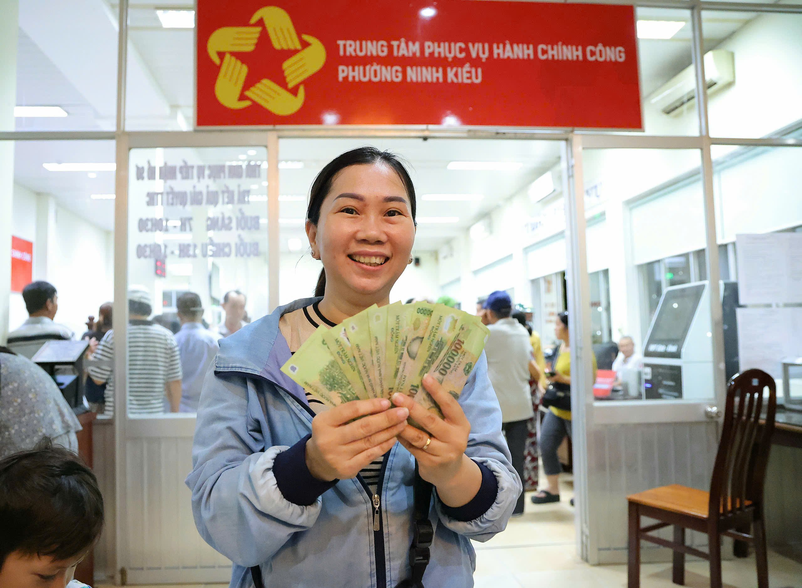 Chị Nguyễn Thị Kim Thoa (38 tuổi, ngụ phường Ninh Kiều) vui mừng khi nhận được quà.