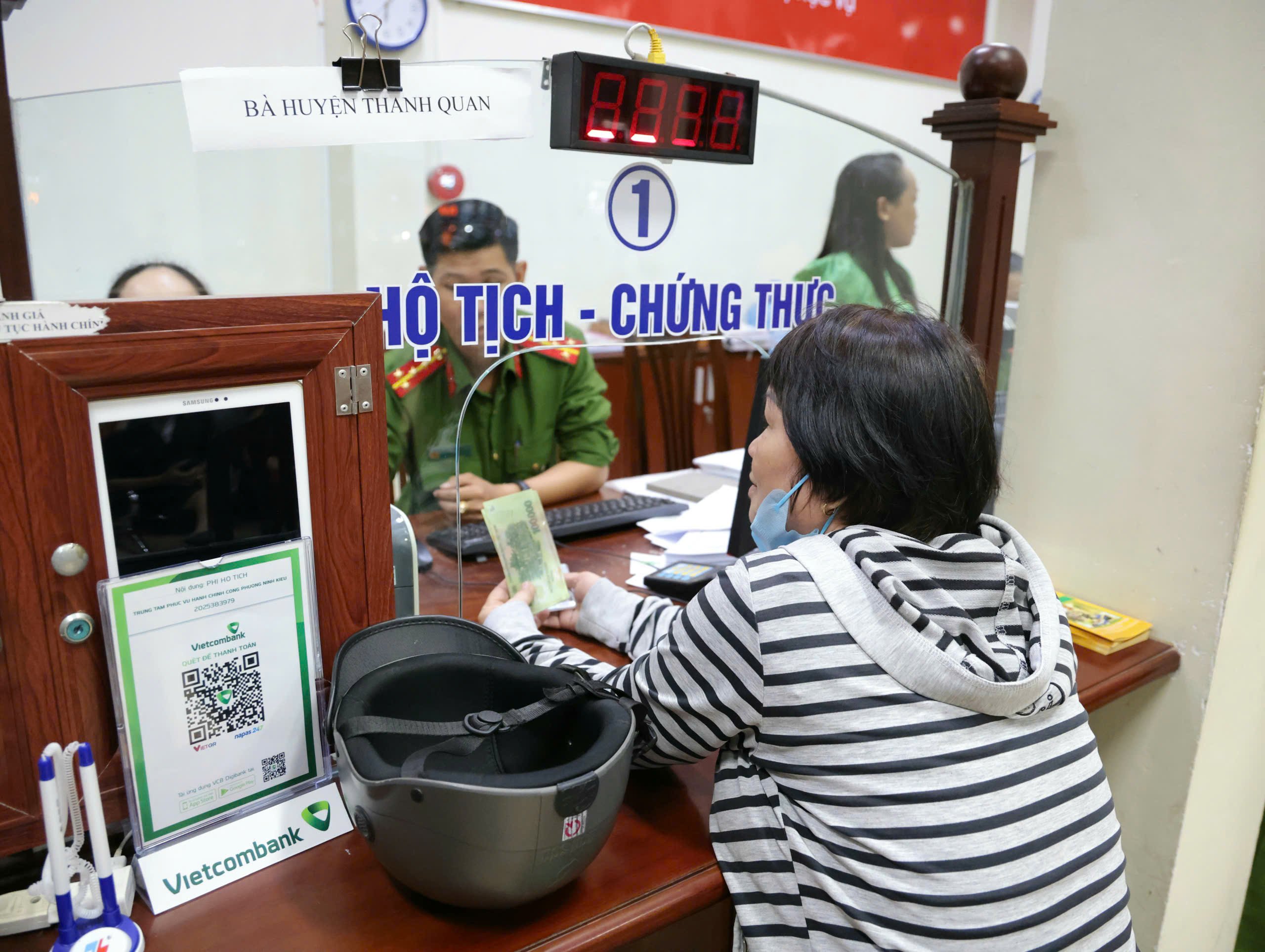 Người dân hoàn thành thủ tục và nhận tiền.