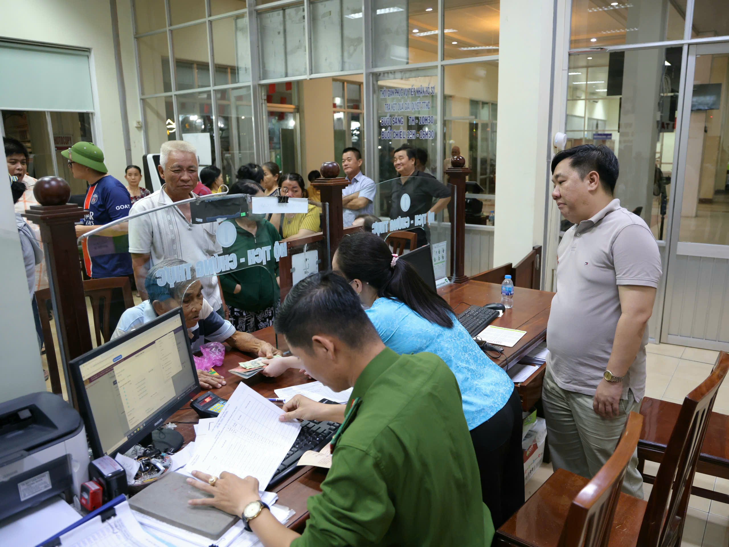 Ông Phạm Văn Đồng - Phó Bí thư Đảng ủy, Chủ tịch UBND phường Ninh Kiều kiểm tra công tác thực hiện các thủ tục.