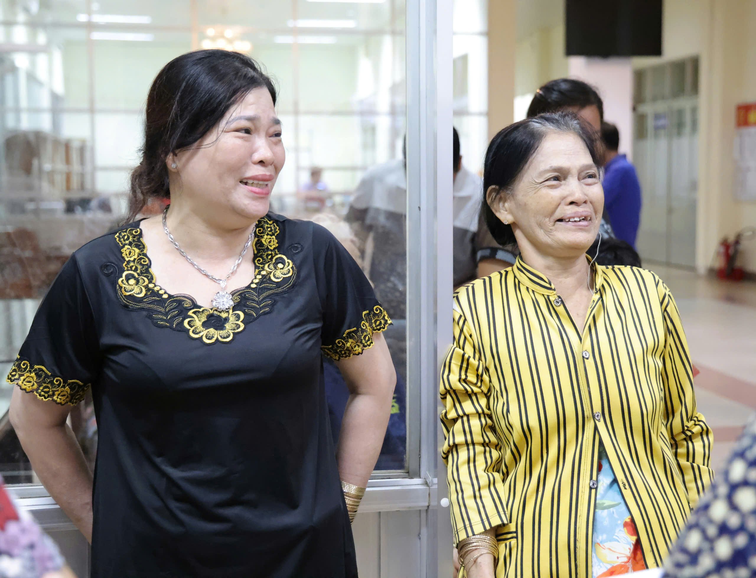 Người dân vui vẻ, phấn khởi chờ tới lượt làm thủ tục.