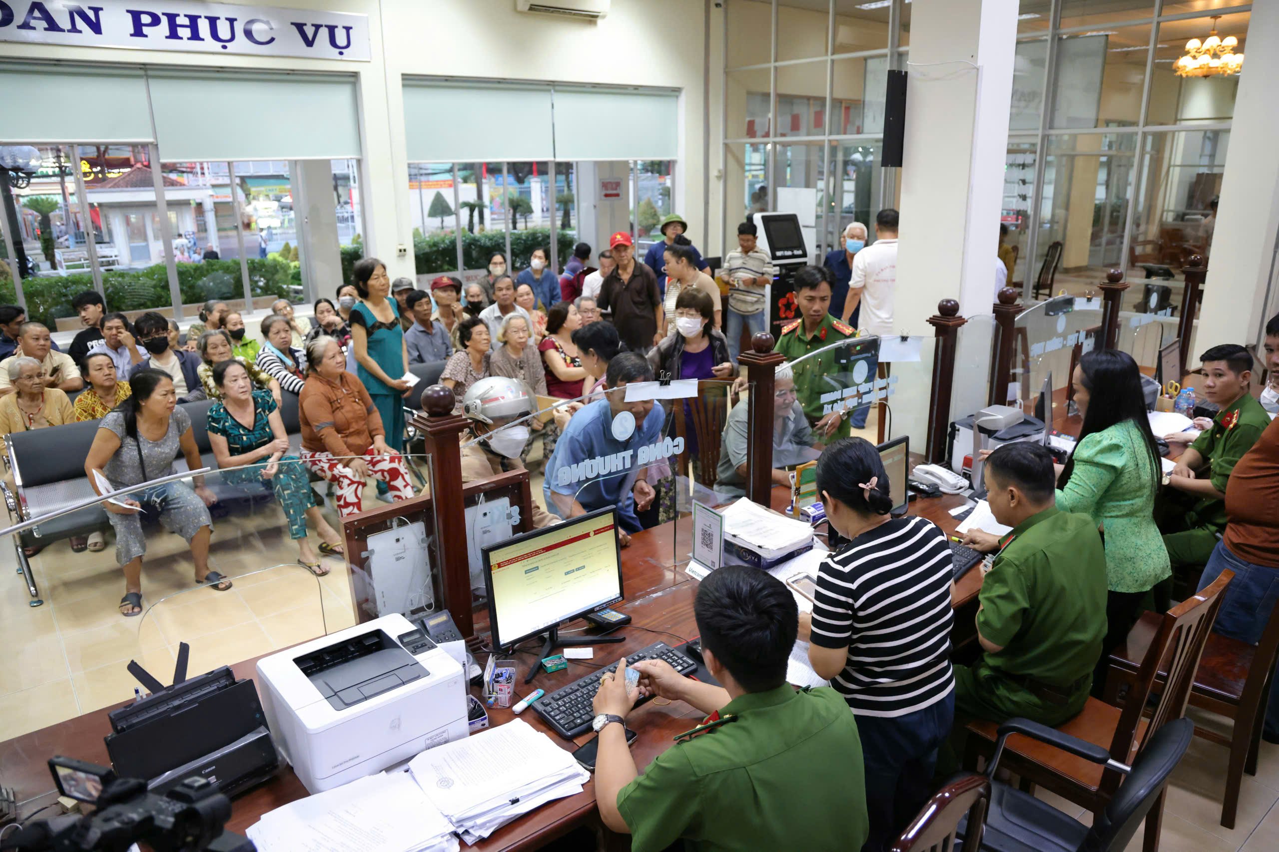 Phường Ninh Kiều bắt đầu tổ chức chi tặng quà 100.000 đồng cho mỗi người dân, nhân kỷ niệm 80 năm Cách mạng Tháng Tám thành công và Quốc khánh 2/9 từ 17h đến 21h ngày 31/8.