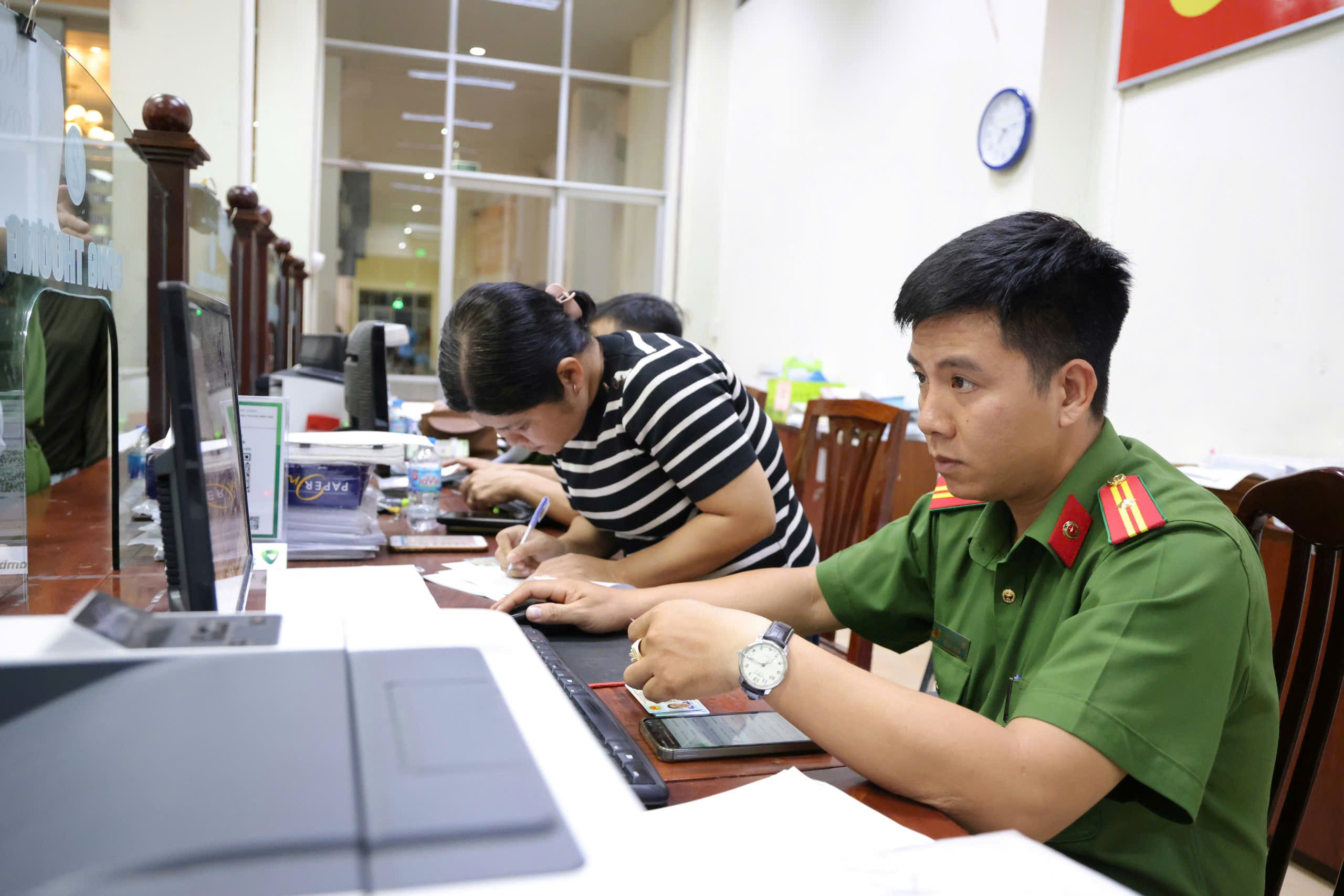 Lực lượng Công an phường Ninh Kiều làm thủ tục cho người dân.