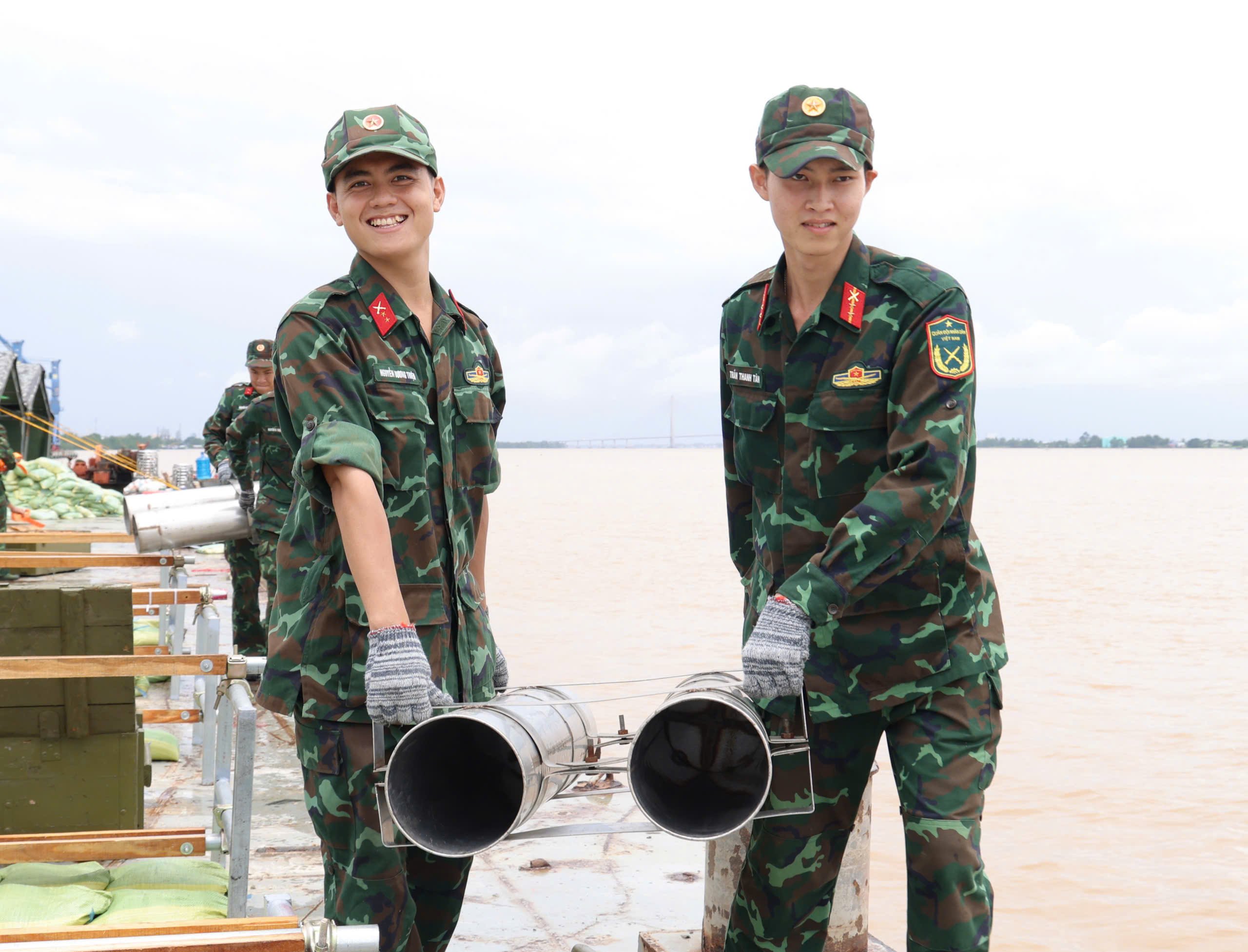 Cán bộ, chiến sĩ Bộ CHQS TP. Cần Thơ khẩn trương triển khai lắp đặt trận địa pháo hoa tầm cao phục vụ kỷ niệm 80 năm Cách mạng Tháng Tám thành công và Quốc khánh nước Cộng hòa xã hội chủ nghĩa Việt Nam.