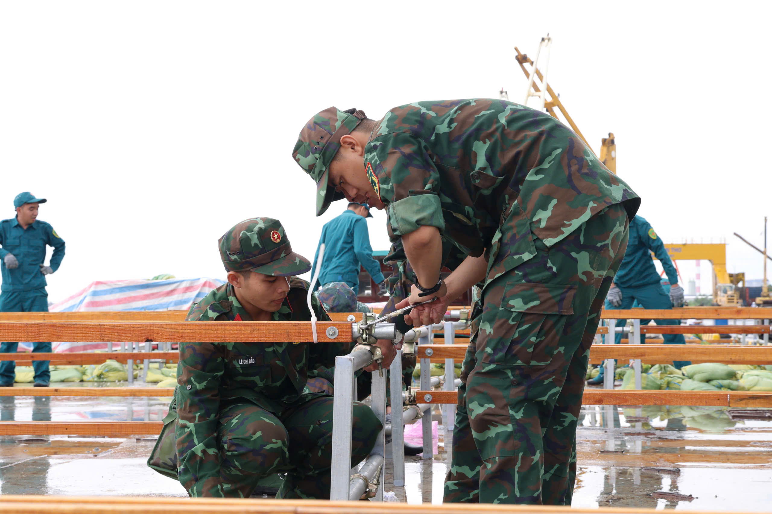 Tiến hành lắp khung đặt nòng pháo.