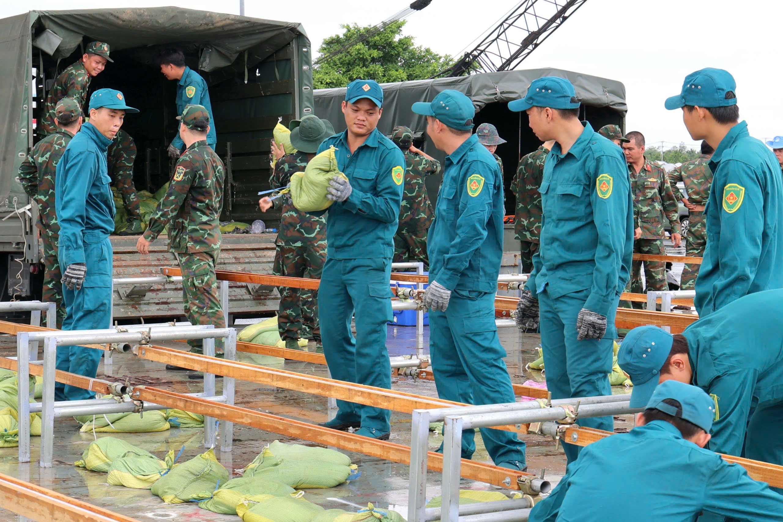 Lực lượng Dân quân tự vệ tham gia chuẩn bị trận địa pháo hoa.