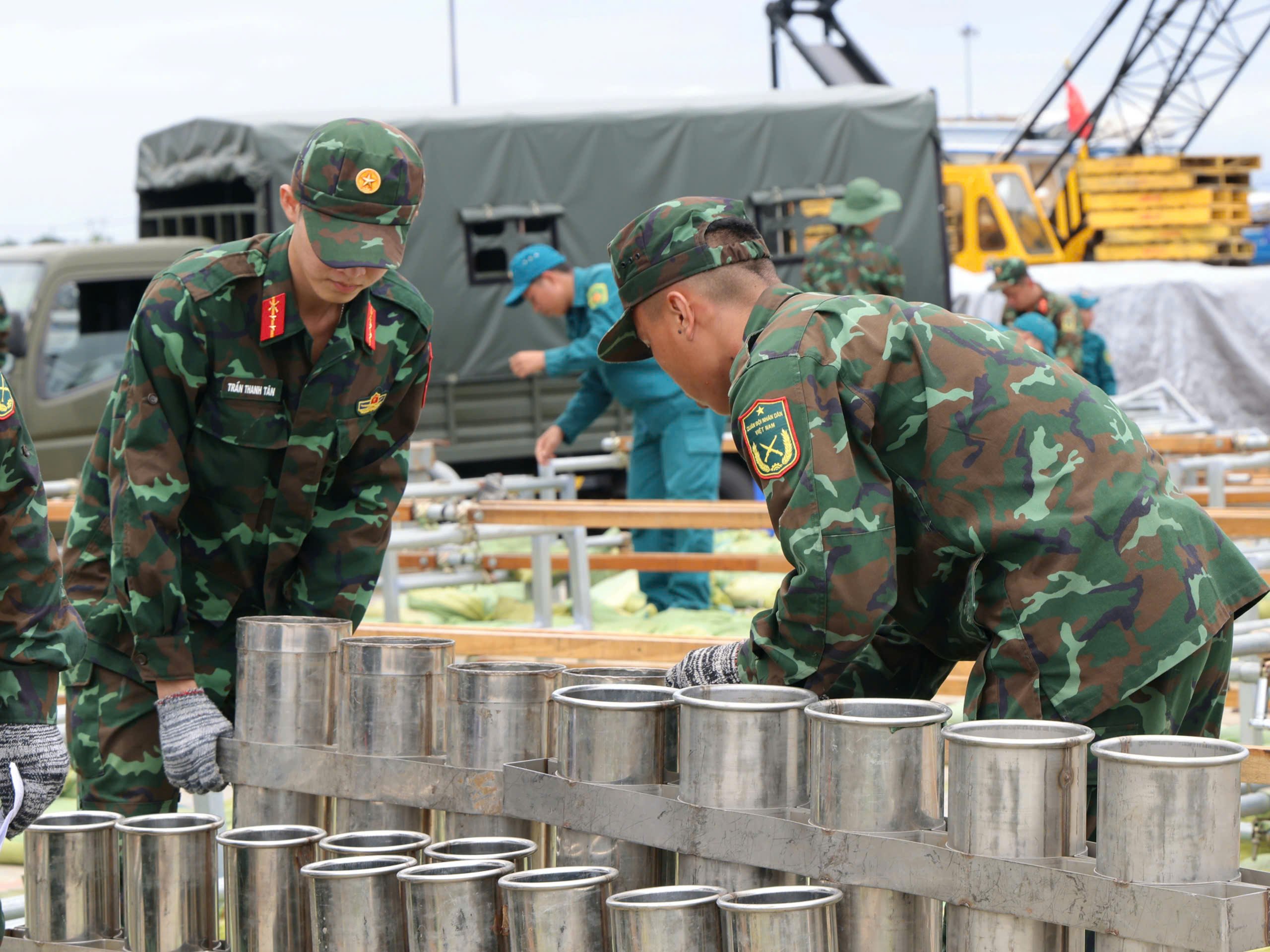 Tiến hành lắp nòng pháo vào khung.