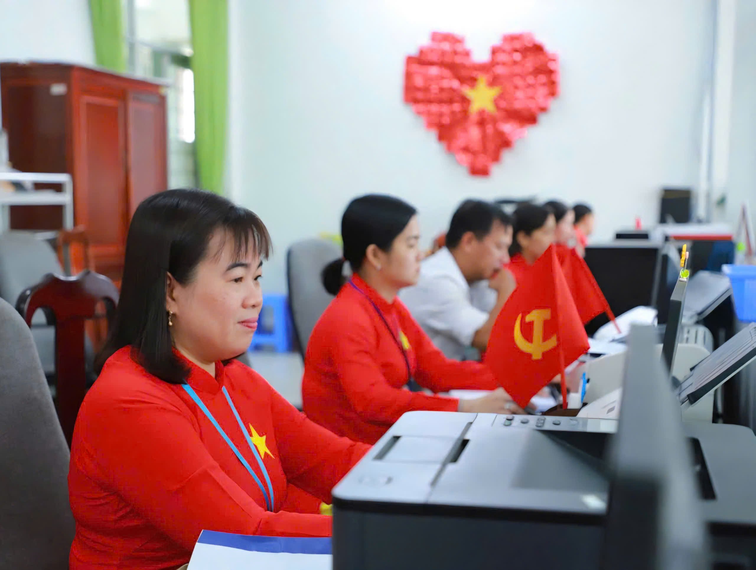 Trung tâm hành chính công phường Thốt Nốt rộn ràng không khí mừng Quốc khánh.