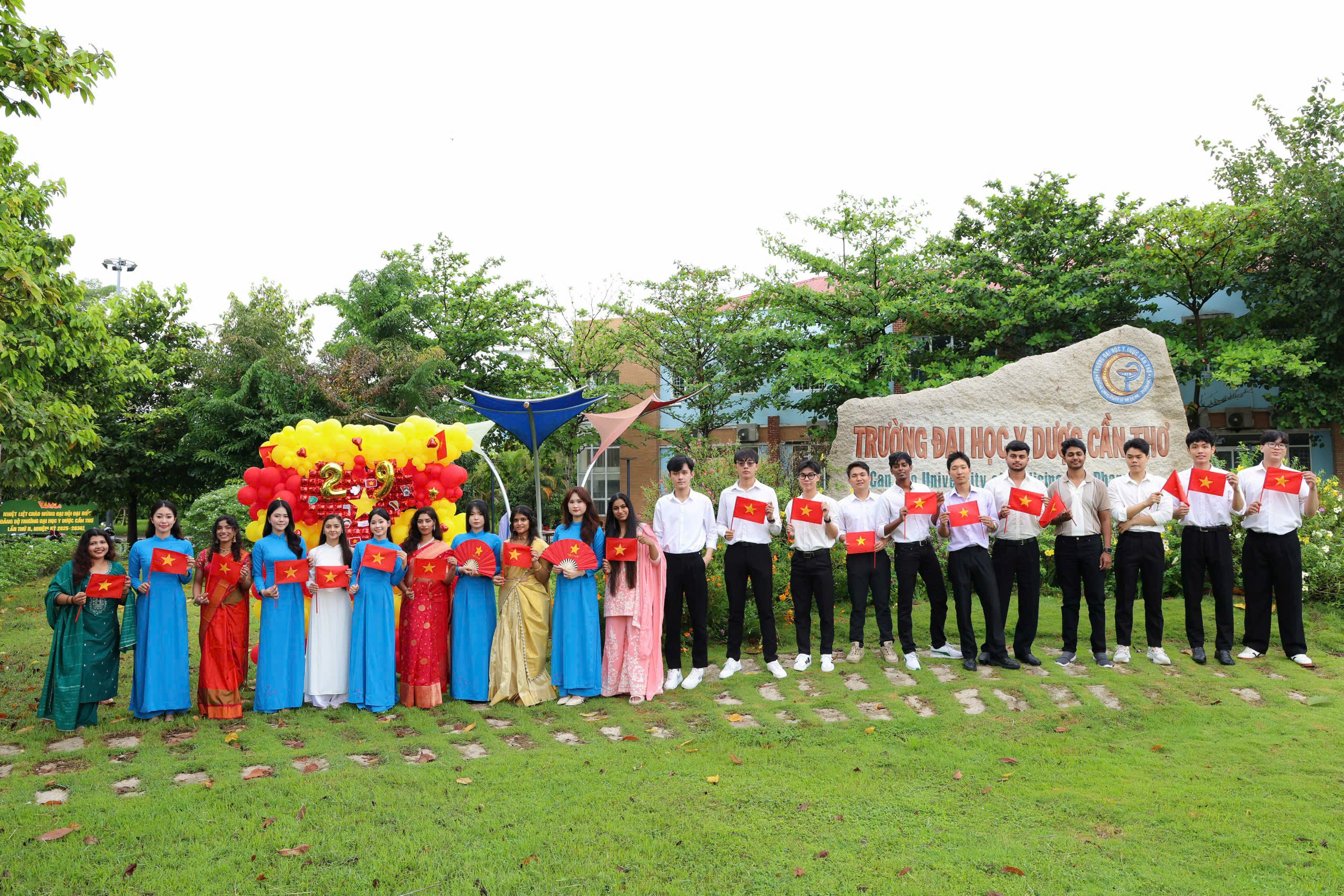 Năm nay nhiều sinh viên quốc tế đang theo học tại TP Cần Thơ cũng có những trải nghiệm đáng nhớ trong ngày lễ trọng đại này.