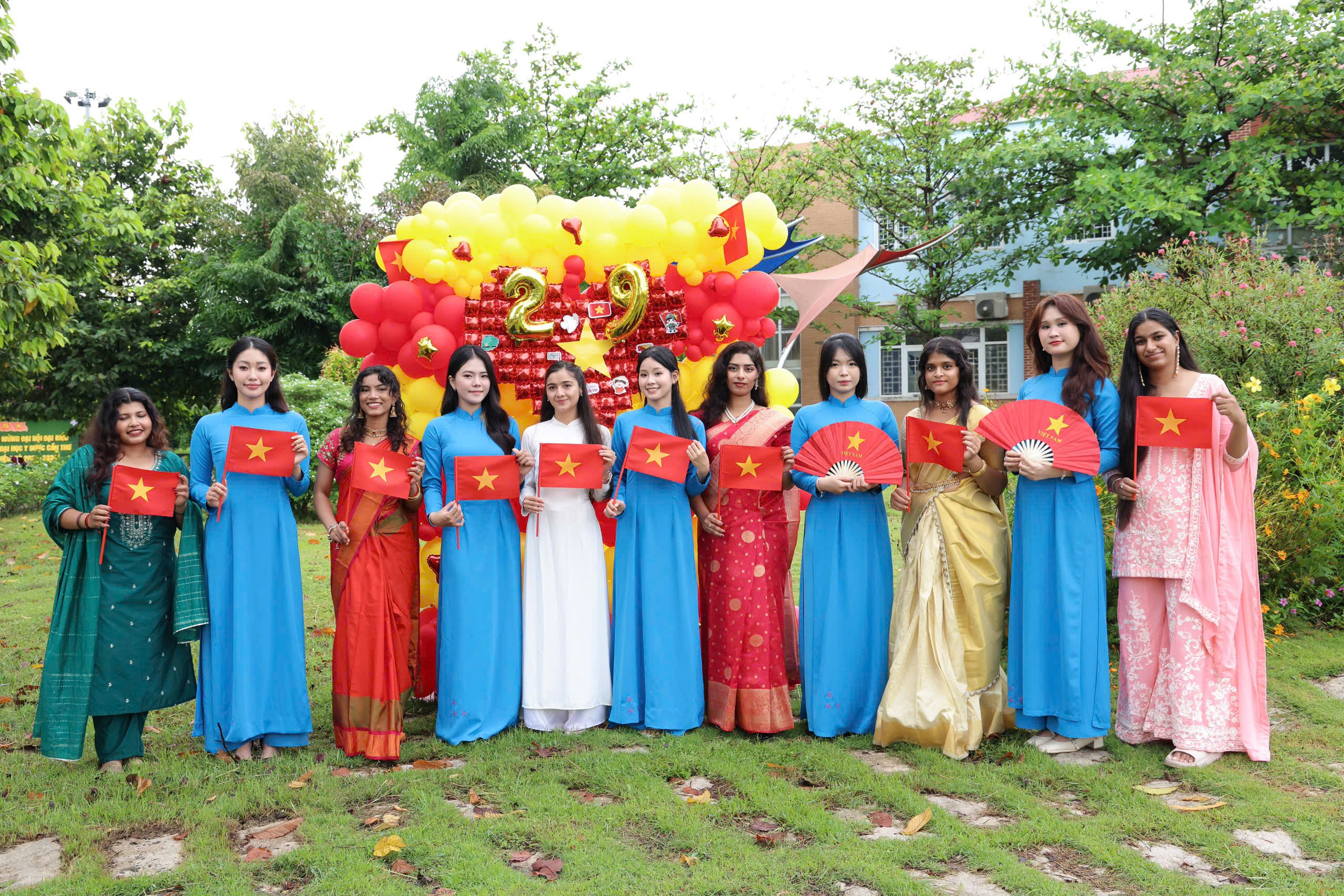 Sinh viên Việt Nam và Ấn Độ tại Trường Đại học Y Dược Cần Thơ mừng Quốc khánh.