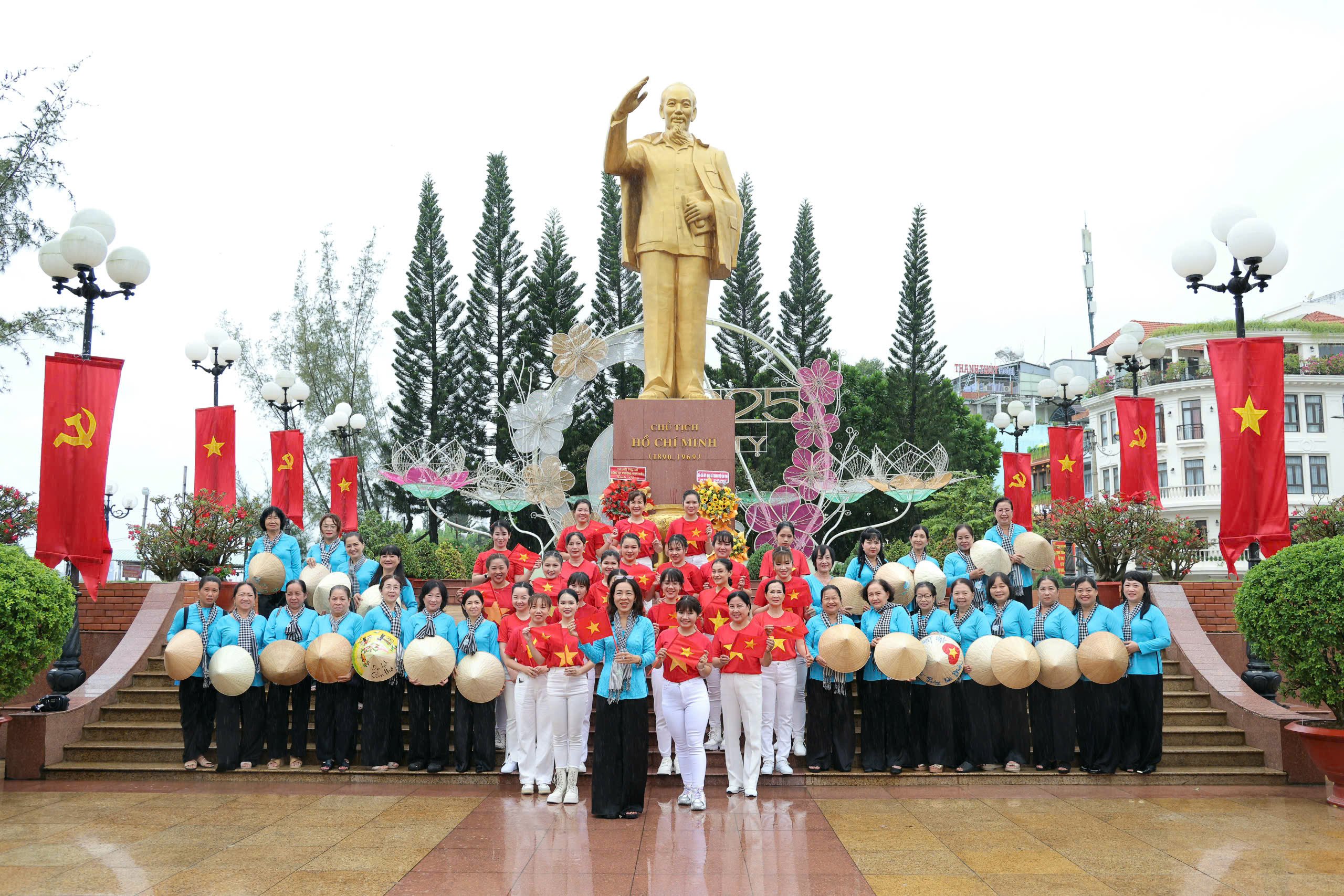 Phụ nữ phường Ninh Kiều đồng diễn dân vũ chào mừng kỷ niệm 80 năm Quốc khánh nước Cộng hòa xã hội chủ nghĩa Việt Nam.