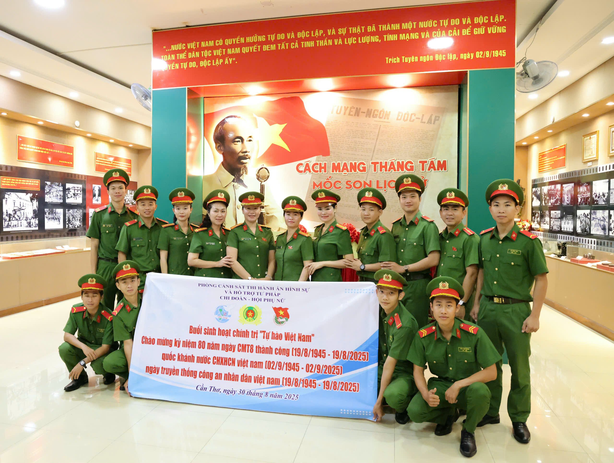 Công an TP. Cần Thơ tham quan triển lãm chuyên đề “Cách mạng Tháng Tám - mốc son lịch sử”.
