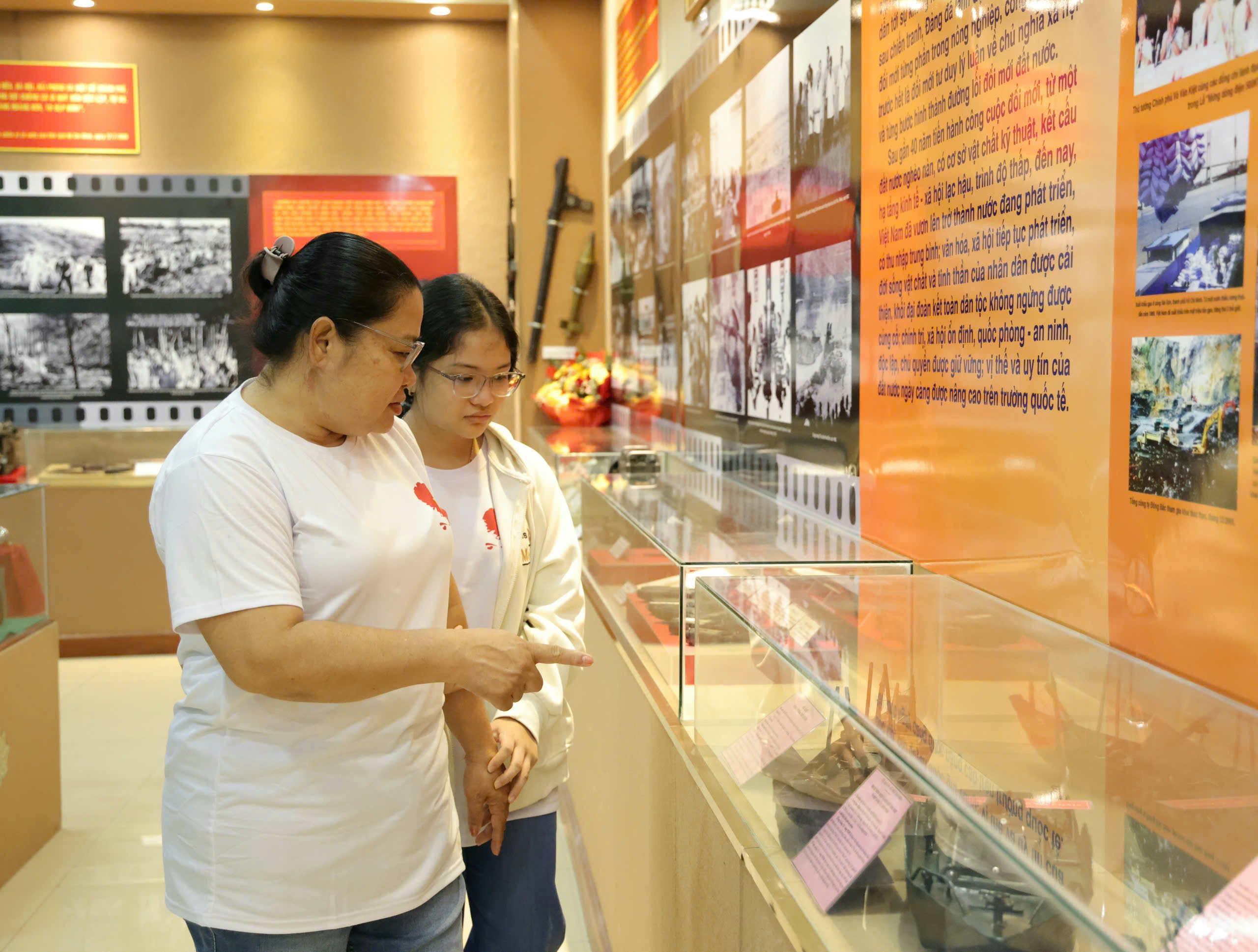 Người dân tham quan triển lãm chuyên đề “Cách mạng Tháng Tám - mốc son lịch sử”.