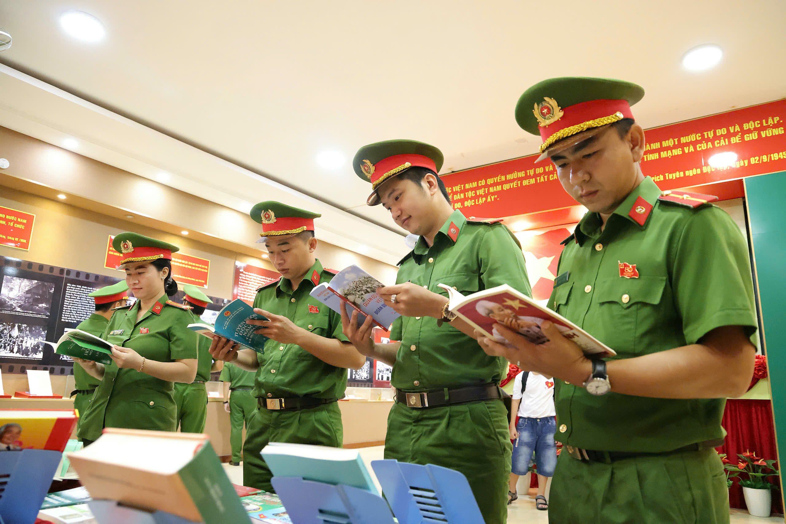 Tham quan khu vực trưng bày sách tại triển lãm.