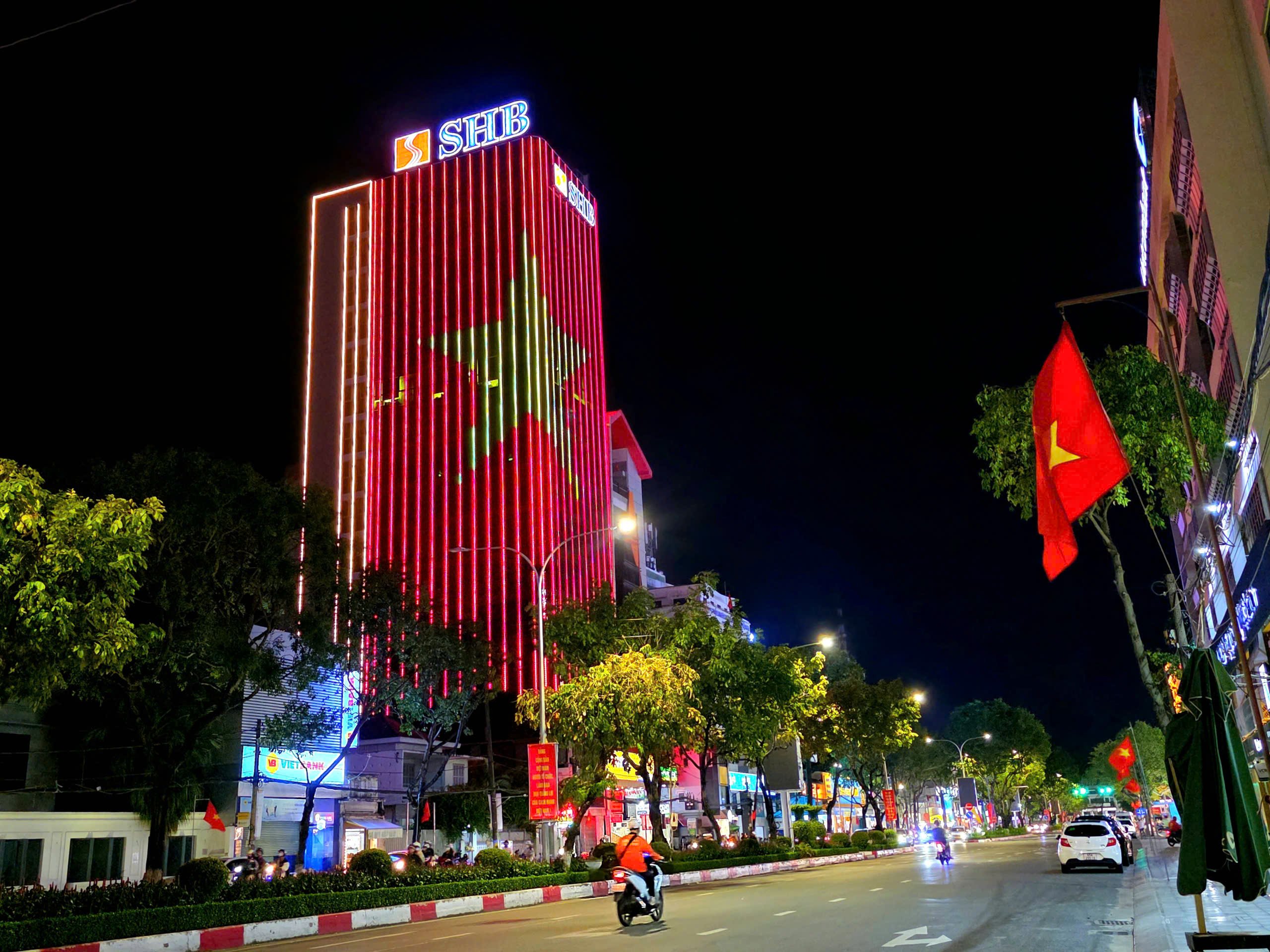 Tòa nhà SHB trên đường Hòa Bình được tại hiệu ứng cờ Tổ quốc.