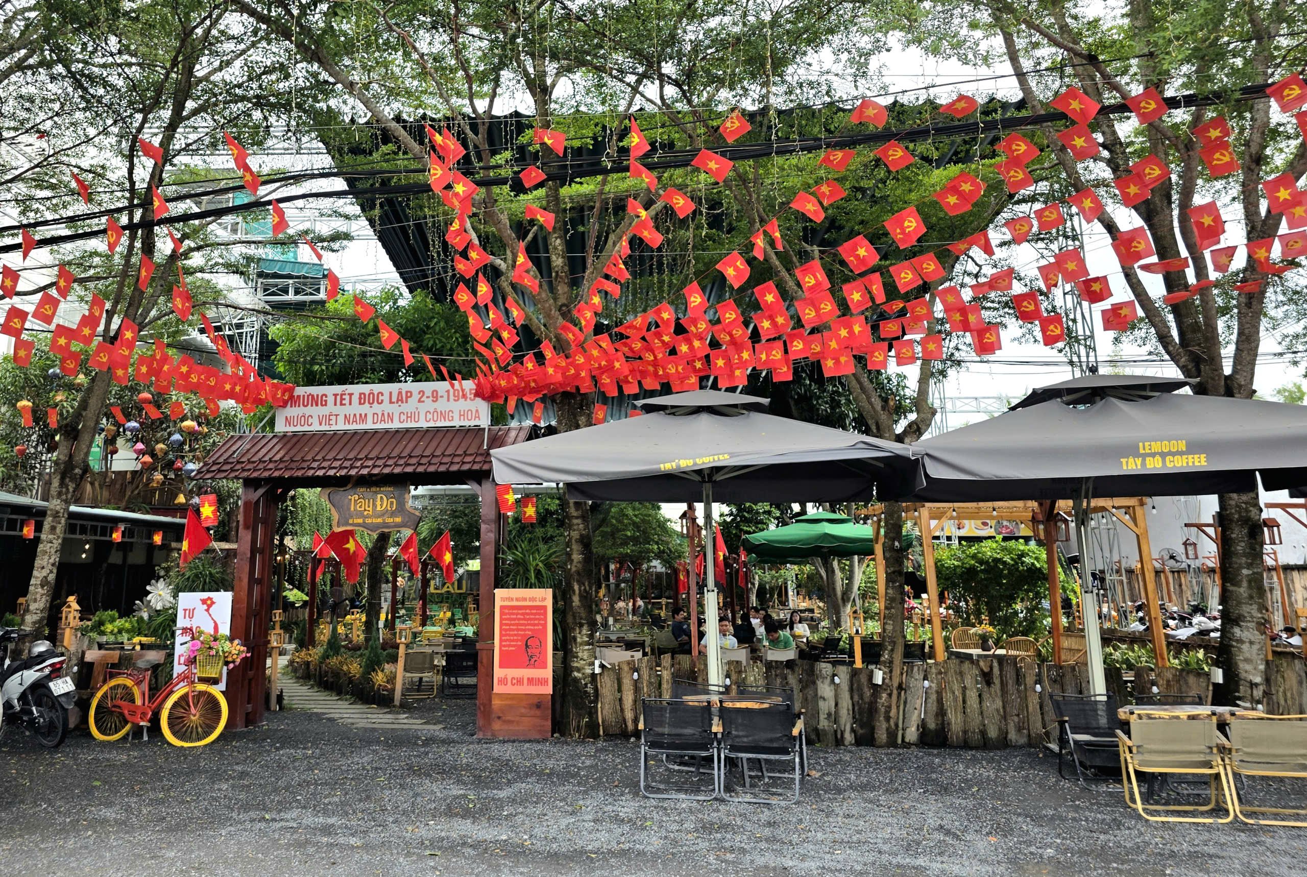 Quán Cafe Tây Đô được trang trí để phục vụ khách.