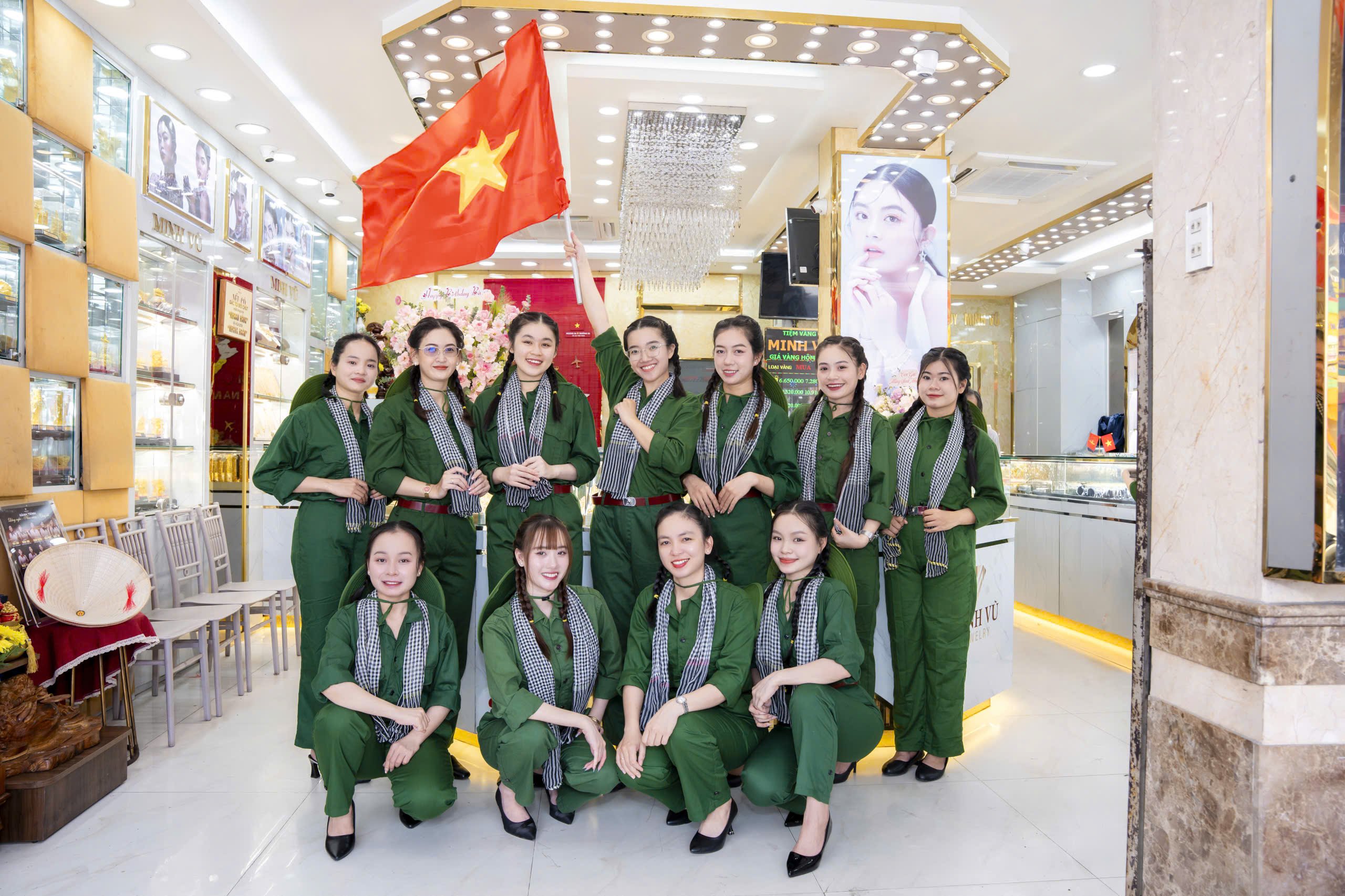 Tập thể Công ty Minh Vũ Jewelry hóa thân thành những Nữ Du kích.