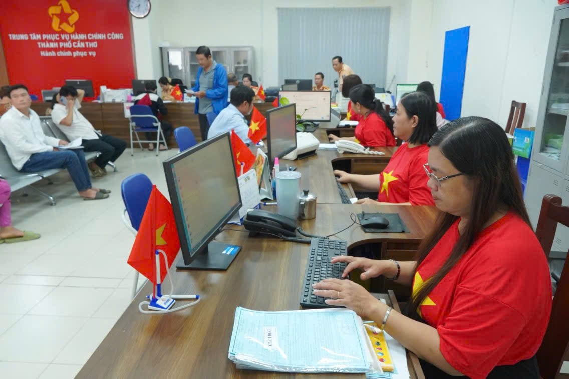 Bà Lê Xuân Hoa - Giám đốc Trung tâm Phục vụ hành chính công TP. Cần Thơ cho biết, khi phát động, toàn thể cán bộ, công nhân viên mặc những chiếc áo cờ đỏ sao vàng rất vui tươi hưởng ứng.