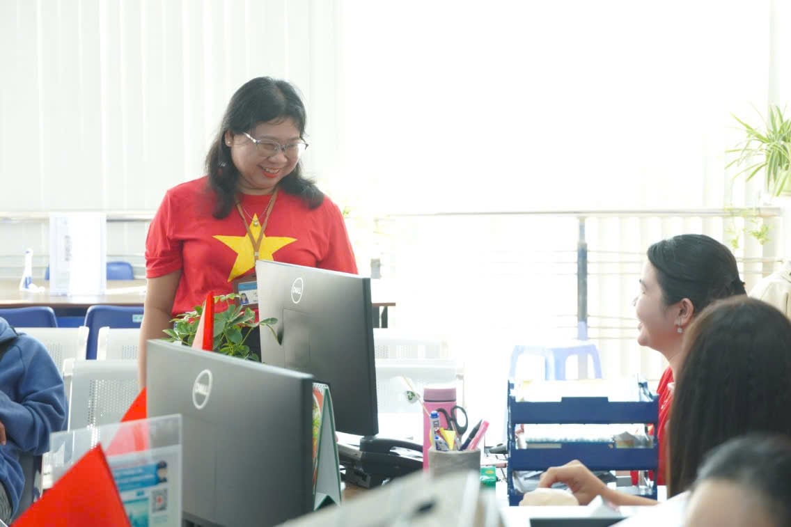 Bà Lê Xuân Hoa - Giám đốc Trung tâm Phục vụ hành chính công TP. Cần Thơ trong trang phục hưởng ứng Lễ Quốc khánh 2/9.
