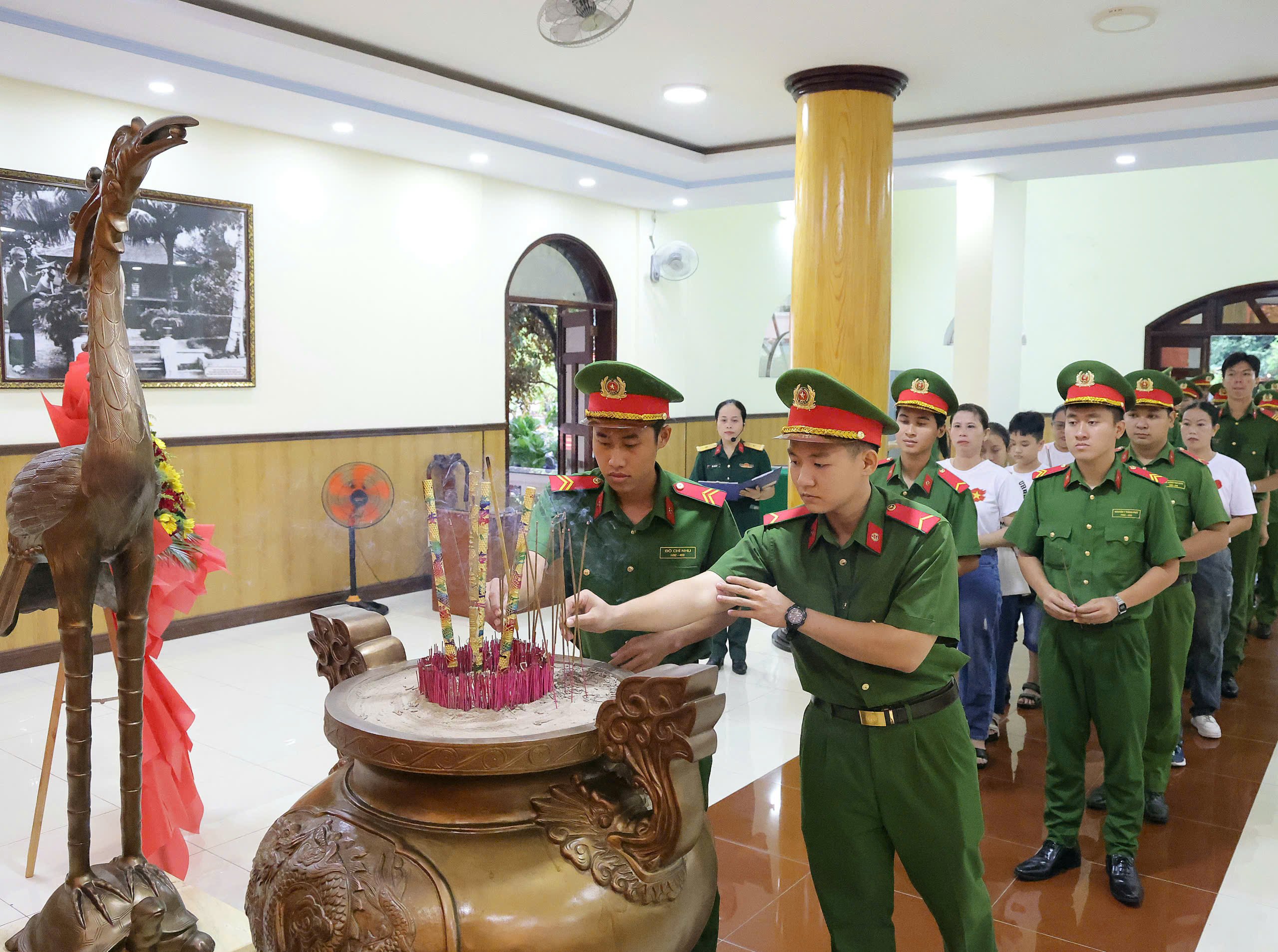Chiến sĩ Công an TP. Cần Thơ dâng hương tưởng nhớ công ơn của Chủ tịch Hồ Chí Minh đối với sự nghiệp cách mạng vẻ vang của Đảng và dân tộc.