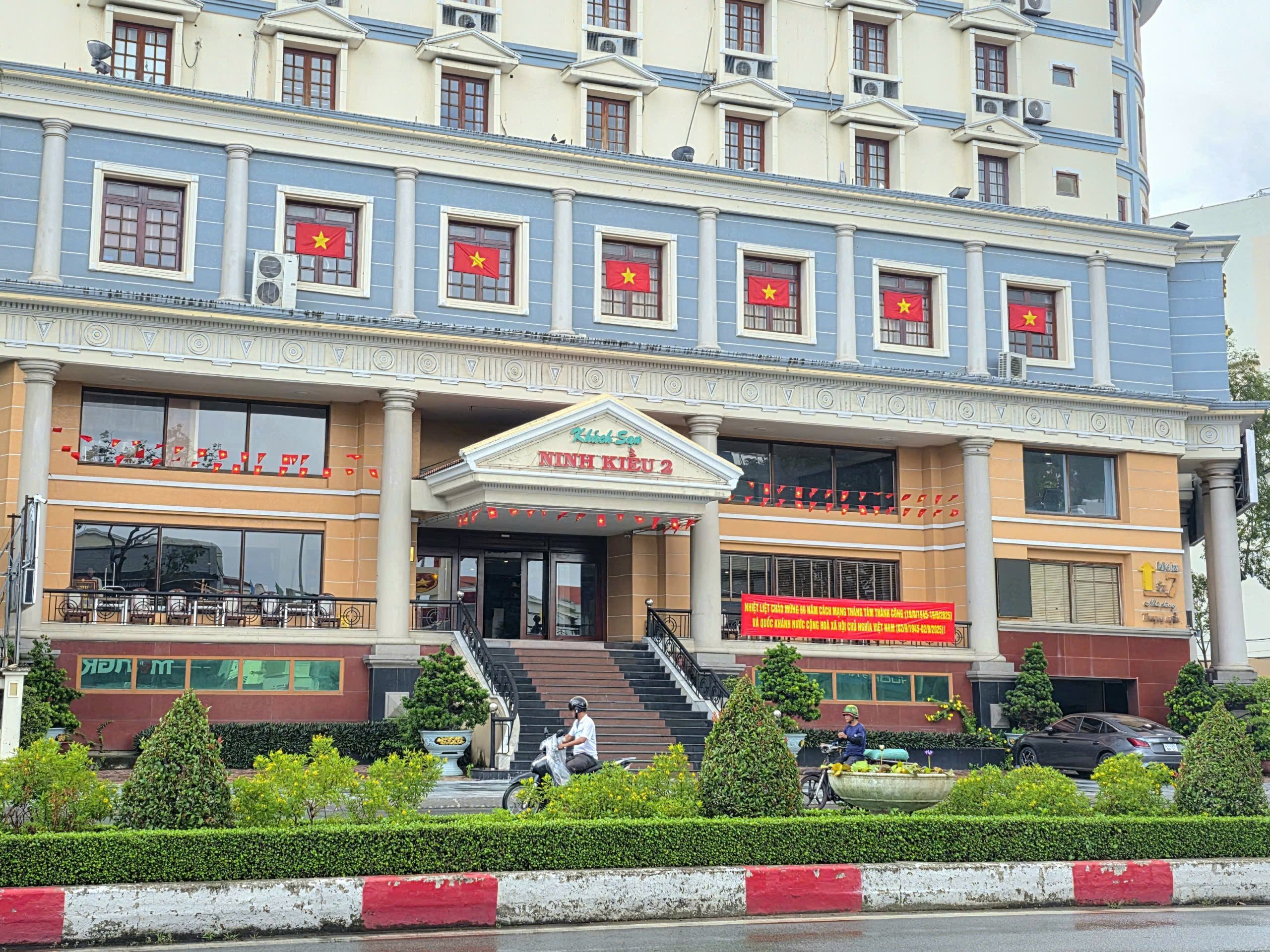 Khách sạn Ninh Kiều 2 trang trí hưởng ứng Lễ Quốc khánh.