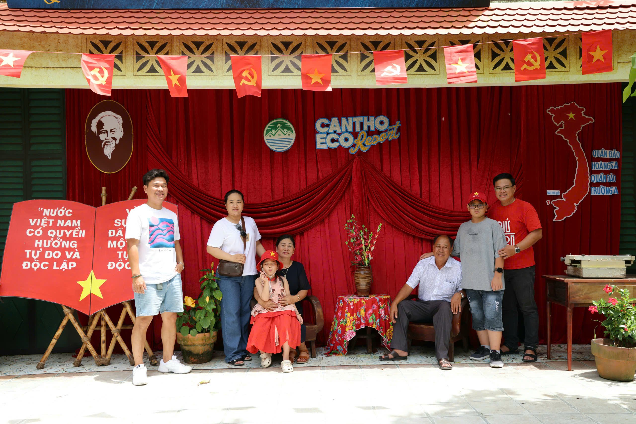 Du khách chụp hình lưu niệm không khí Quốc khánh tại Khu vui chơi, nghỉ dưỡng Cantho Eco Resort.
