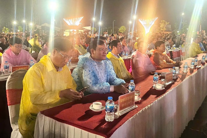 Quang cảnh Đại biểu mặc áo mưa dự chương trình nghệ thuật và màn bắn pháo hoa chào đón kỷ niệm 80 năm Quốc khánh nước Cộng hòa xã hội chủ nghĩa Việt Nam (02/9/1945 – 02/9/2025).