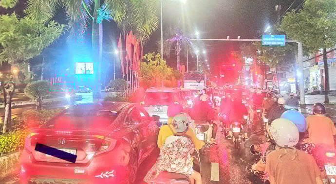 Những tuyến đường chính (tỉnh Cà Mau) có hàng ngàn người dân đổ về Quảng trường Phan Ngọc Hiển tham dự chương trình nghệ thuật và màn bắn pháo hoa.