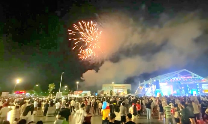 Màn bắn pháo hoa rực rỡ trong bầu không khí phấn khởi của người dân nhằm chào đón kỷ niệm 80 năm Ngày Quốc khánh 2/9.