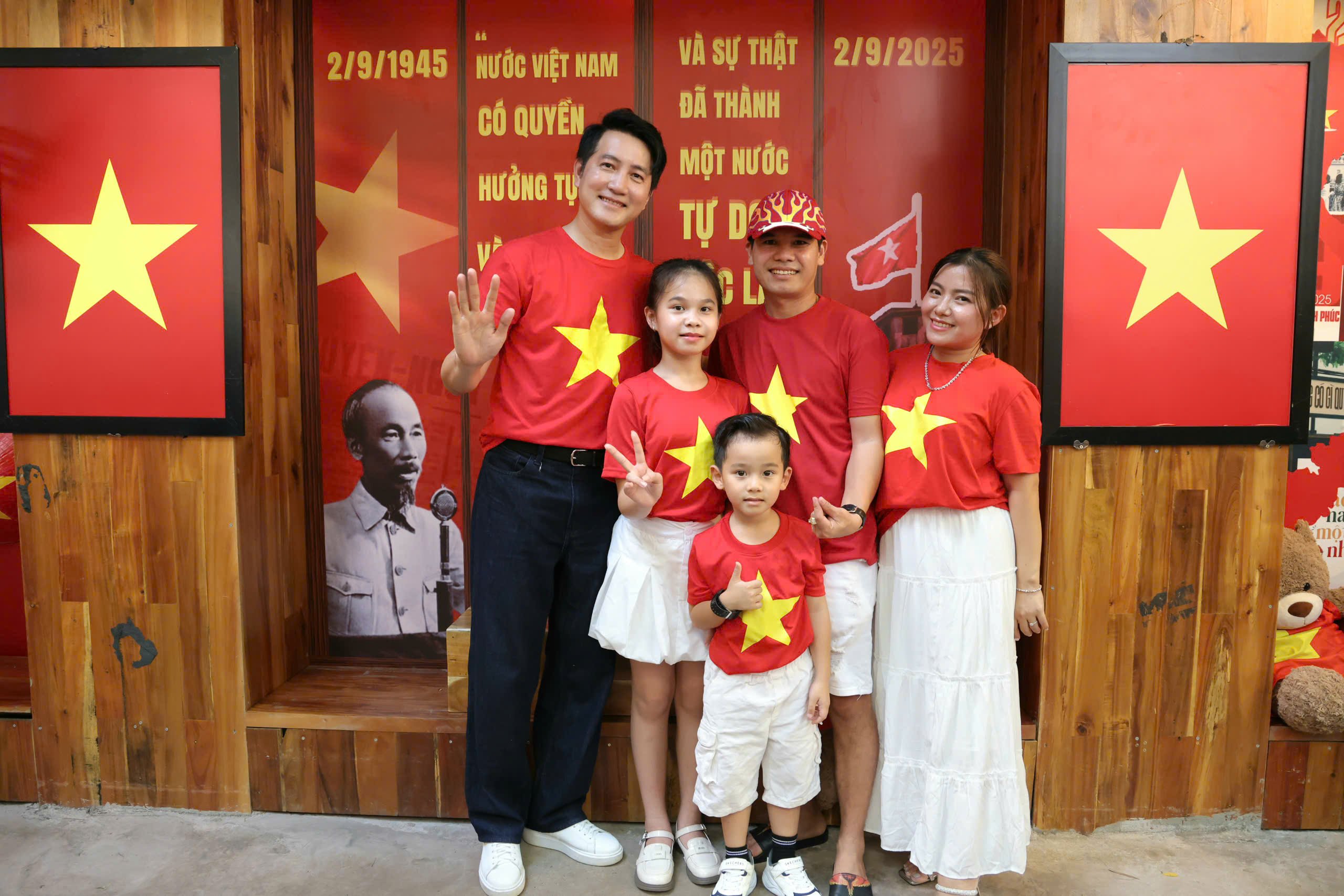 Ca sĩ Nguyễn Phi Hùng chụp hình giao lưu cùng người dân.