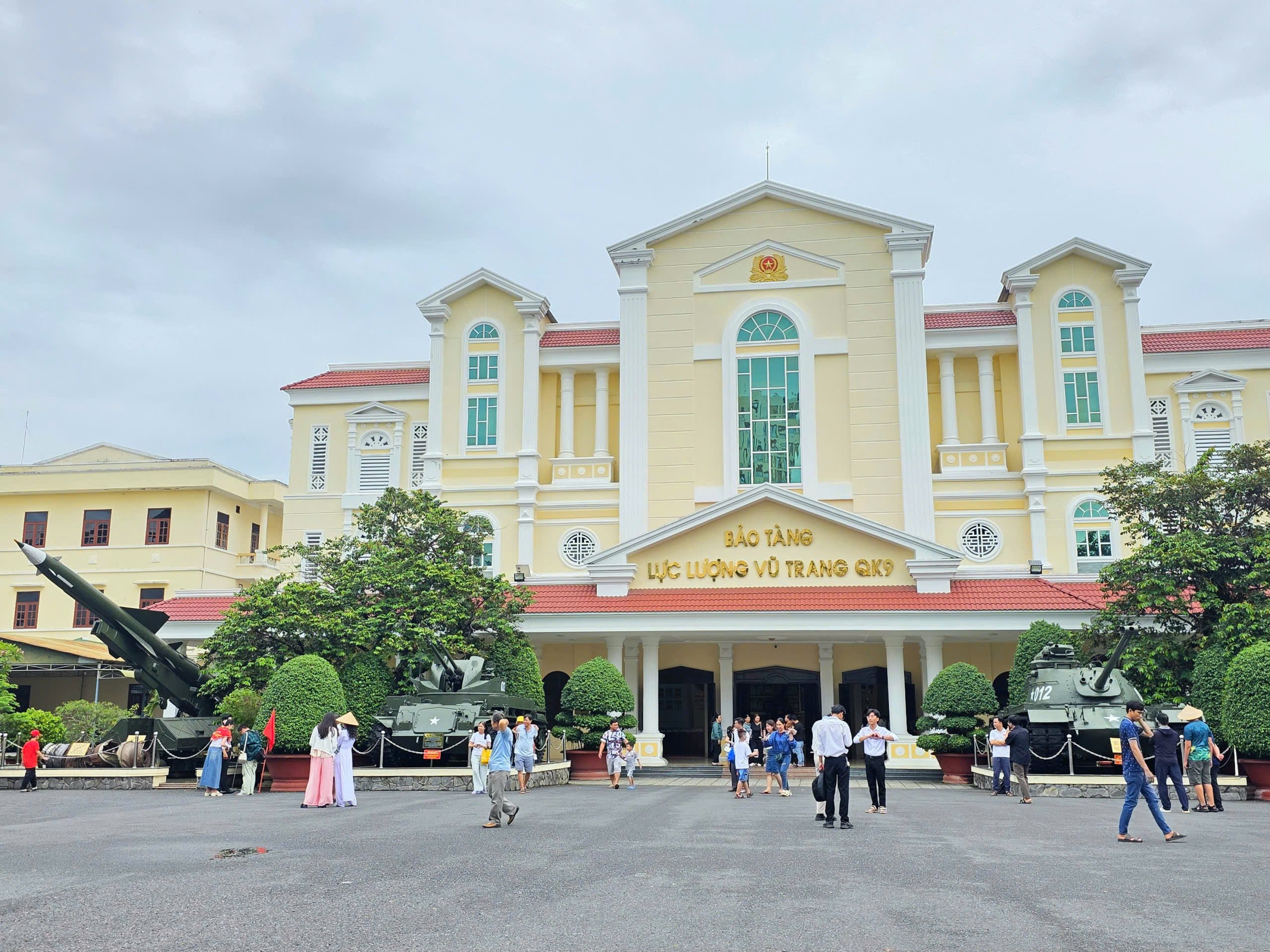 Bảo tàng Quân khu 9 đón người dân đến tham quan, chụp ảnh.