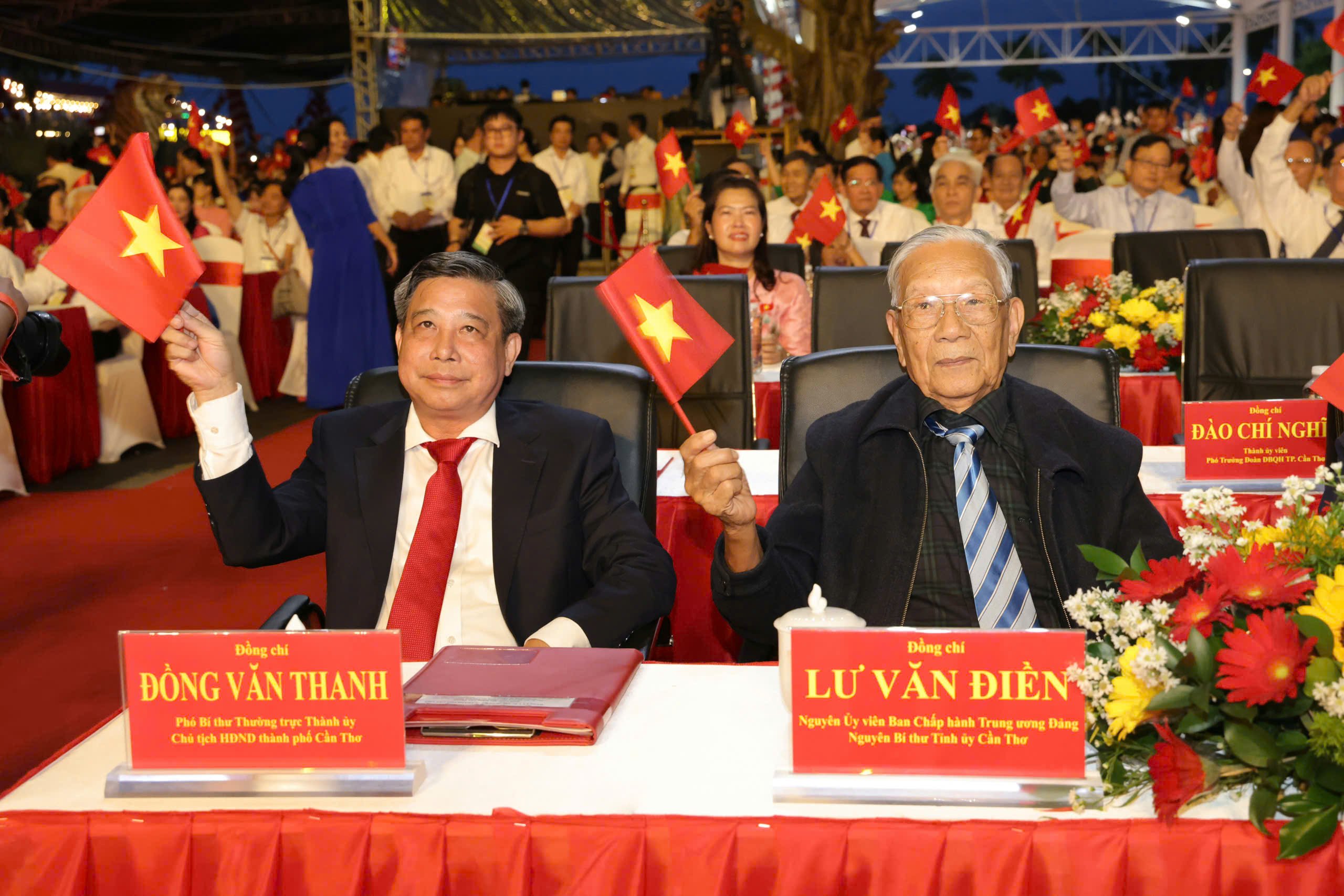 Ông Đồng Văn Thanh - Phó Bí thư Thường trực Thành ủy, Chủ tịch HĐND TP. Cần Thơ và ông Lưu Văn Điền - Nguyên Ủy viên BCH Trung ương Đảng, nguyên Bí thư Tỉnh ủy Cần Thơ tham dự buổi lễ.