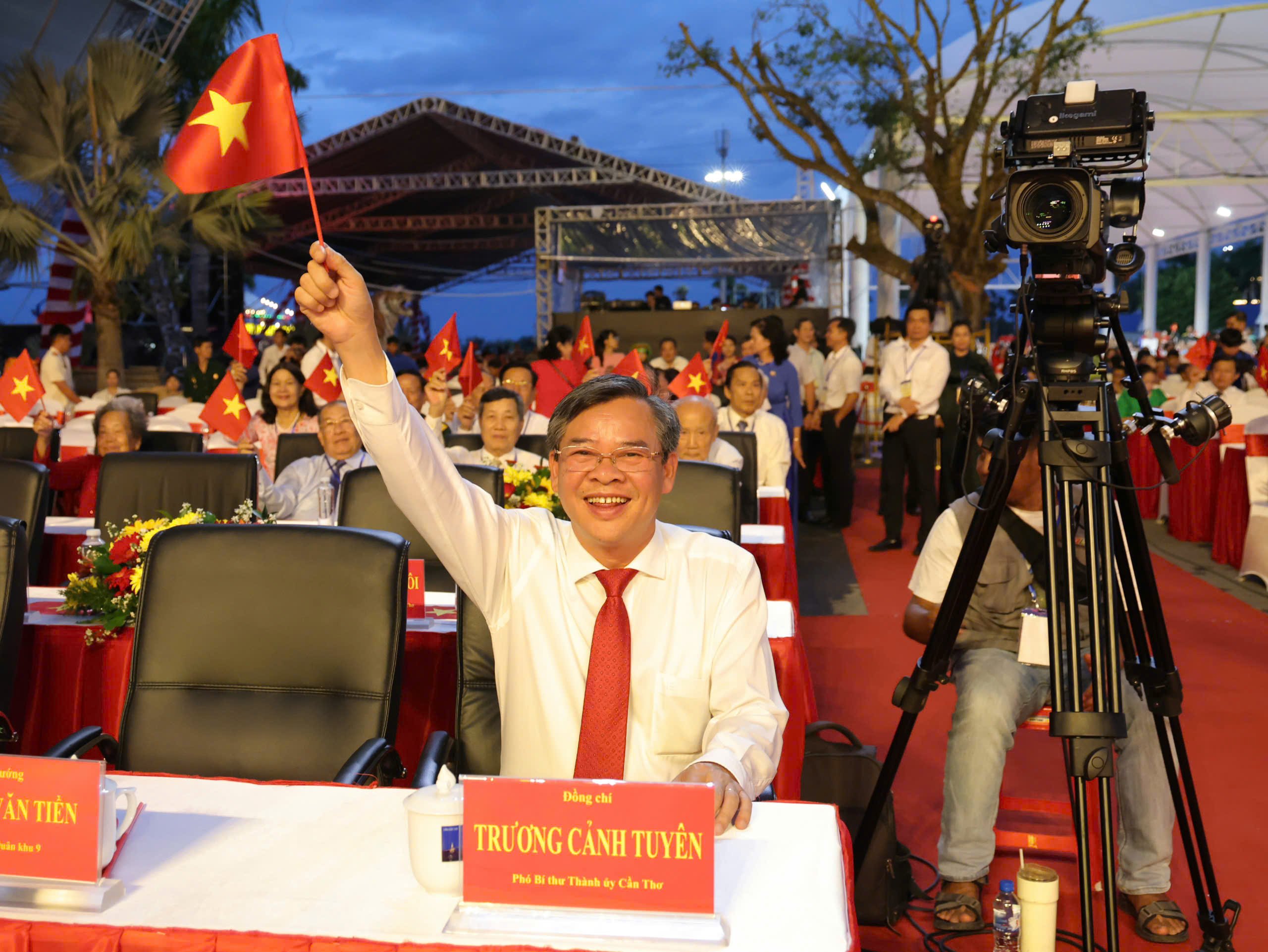 Ông Trương Cảnh Tuyên - Phó Bí thư Thành ủy Cần Thơ tham gia buổi lễ.