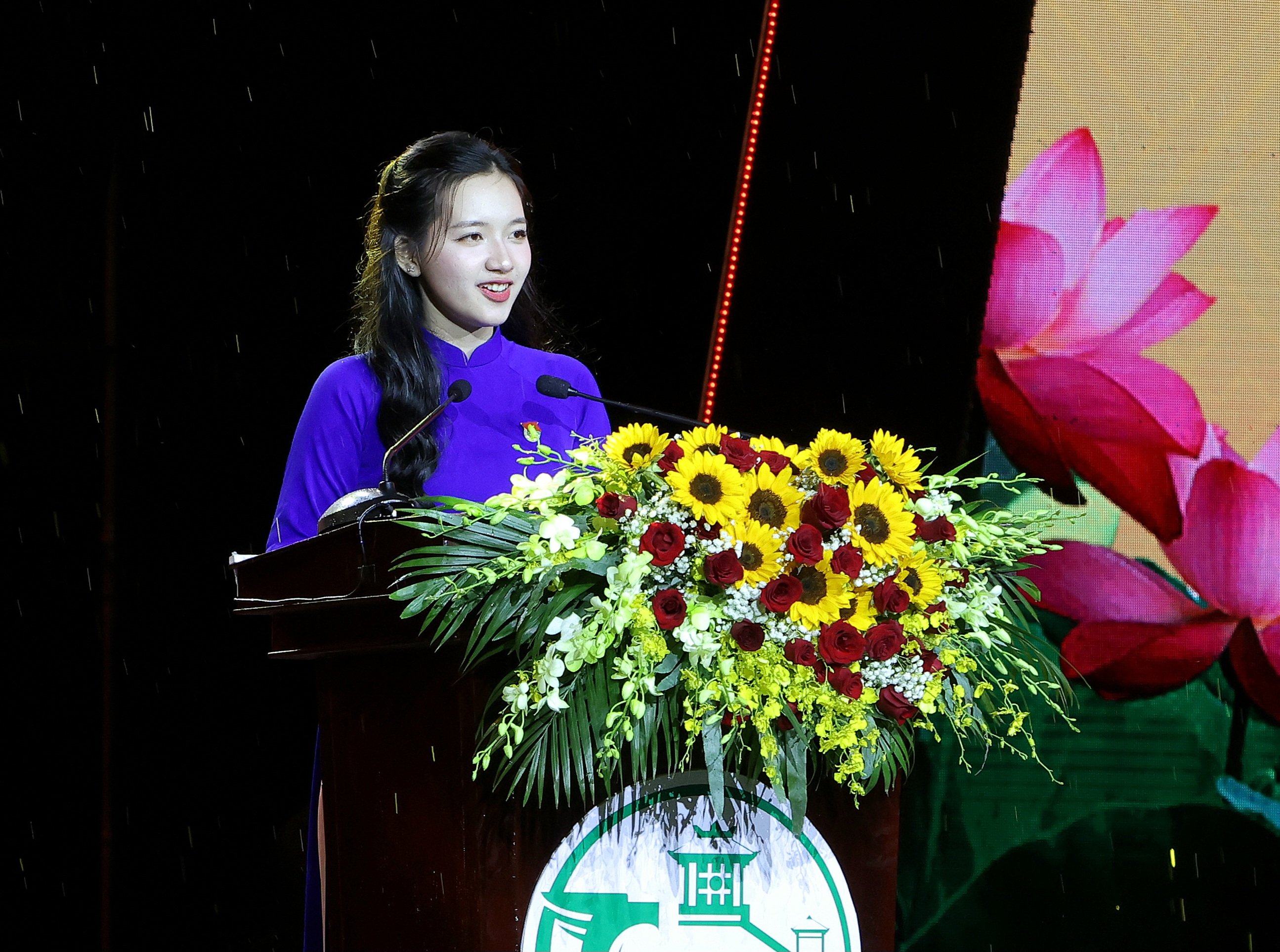 Bạn Nguyễn Thị Thủy Tiên - đại diện thế hệ trẻ TP. Cần Thơ phát biểu cảm tưởng.