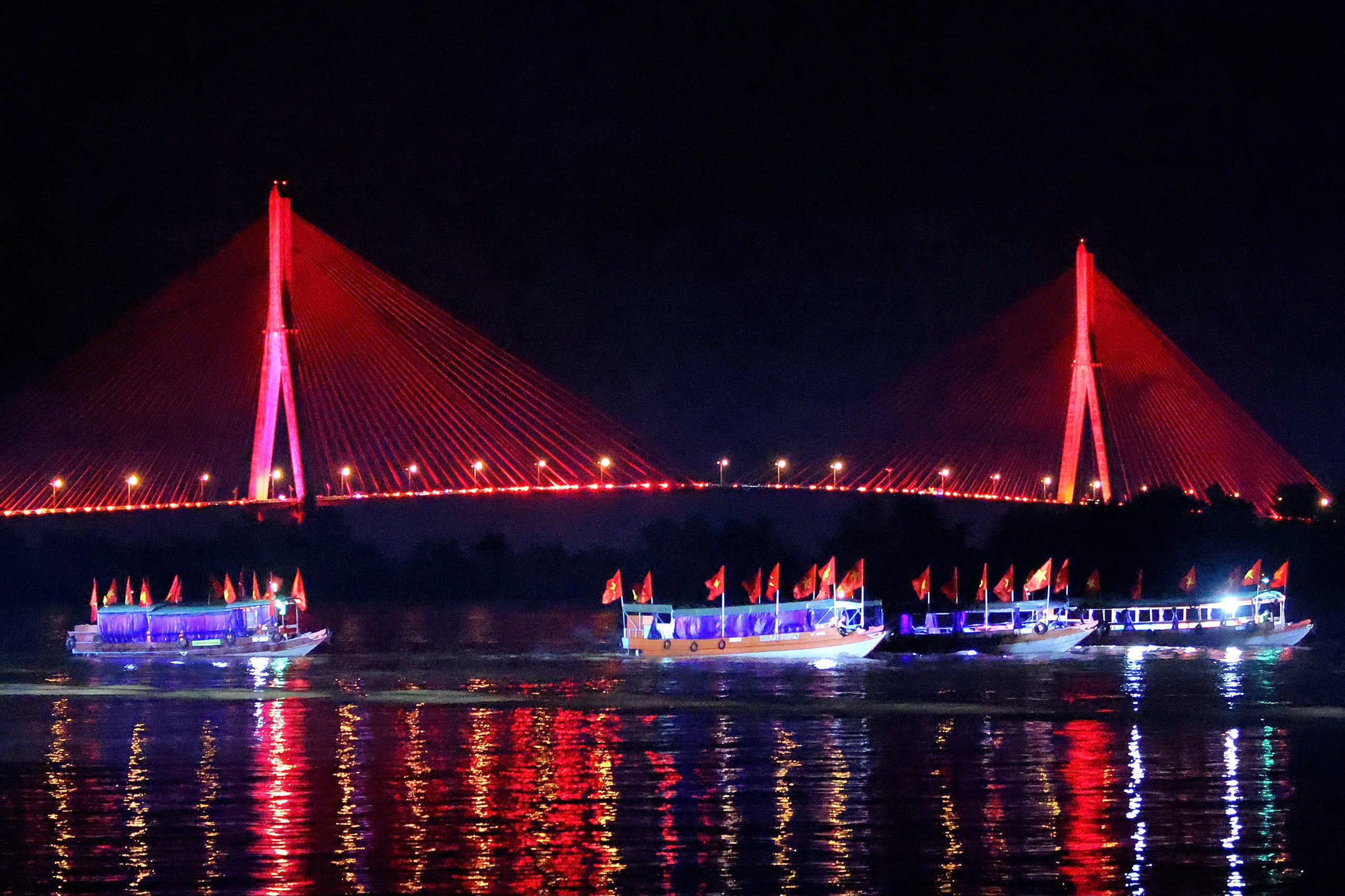 Diễu hành tàu du lịch trên sông.