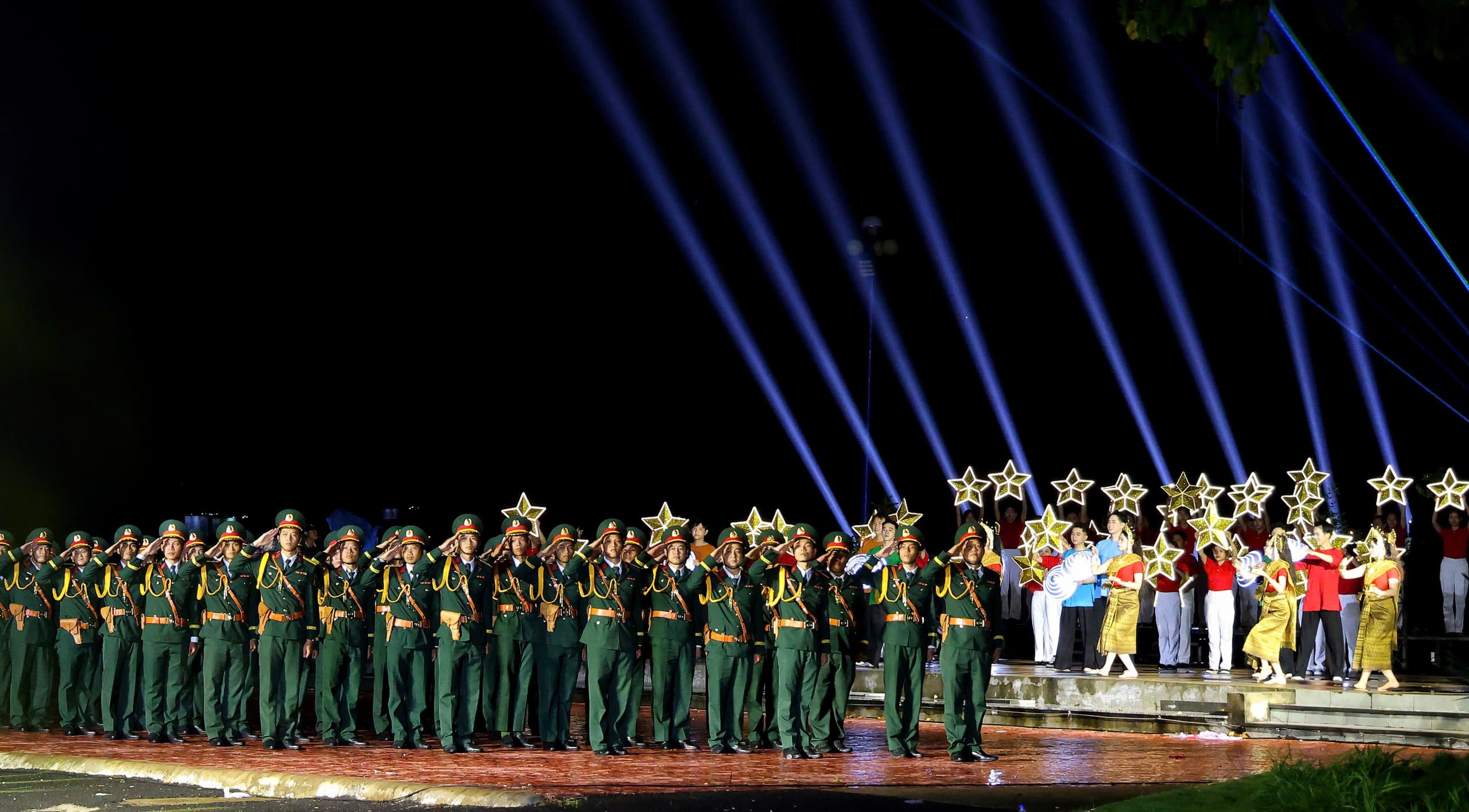 Buổi lễ được tổ chức long trọng, trang nghiêm góp phần lan tỏa khí thế chào mừng ngày lễ trọng đại của dân tộc đến đông đảo cán bộ, đảng viên và các tầng lớp Nhân dân.
