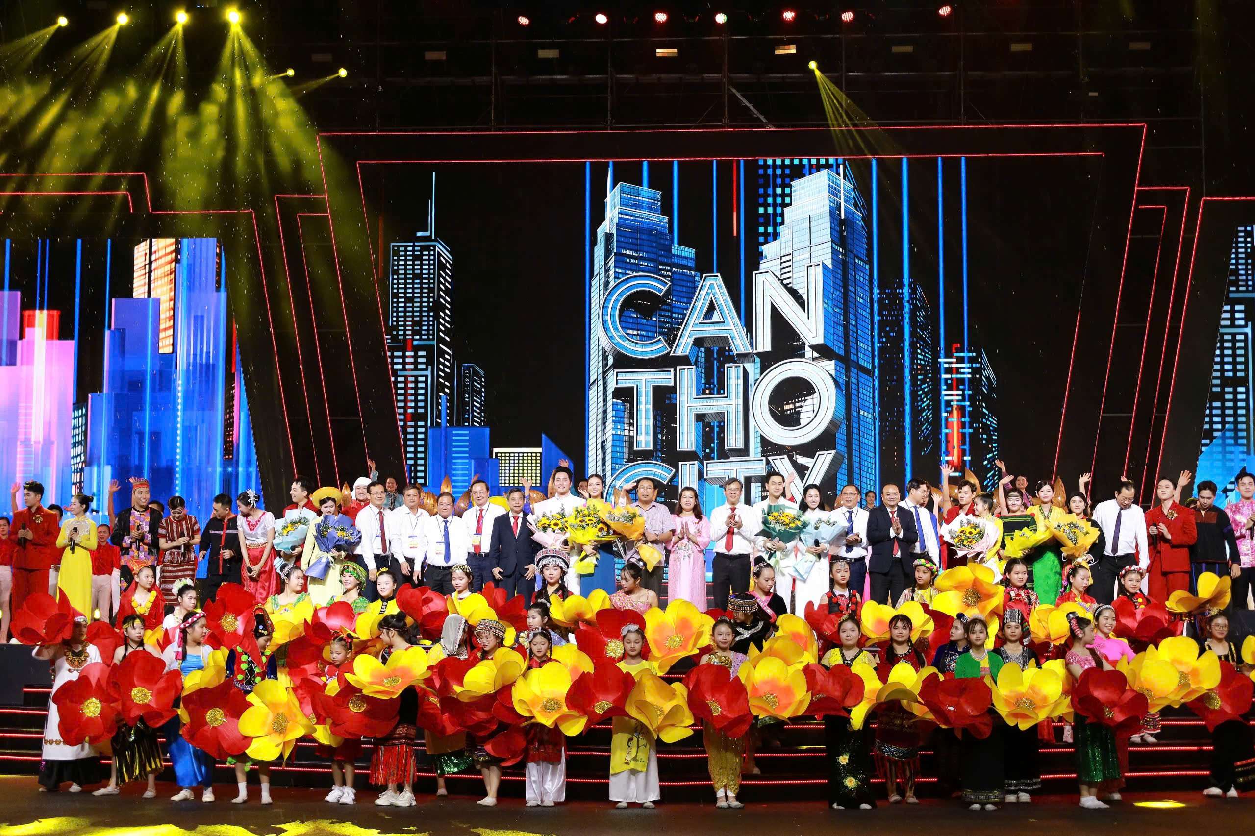 Lãnh đạo TP. Cần Thơ tặng hoa cho các nghệ sĩ tham gia chương trình.
