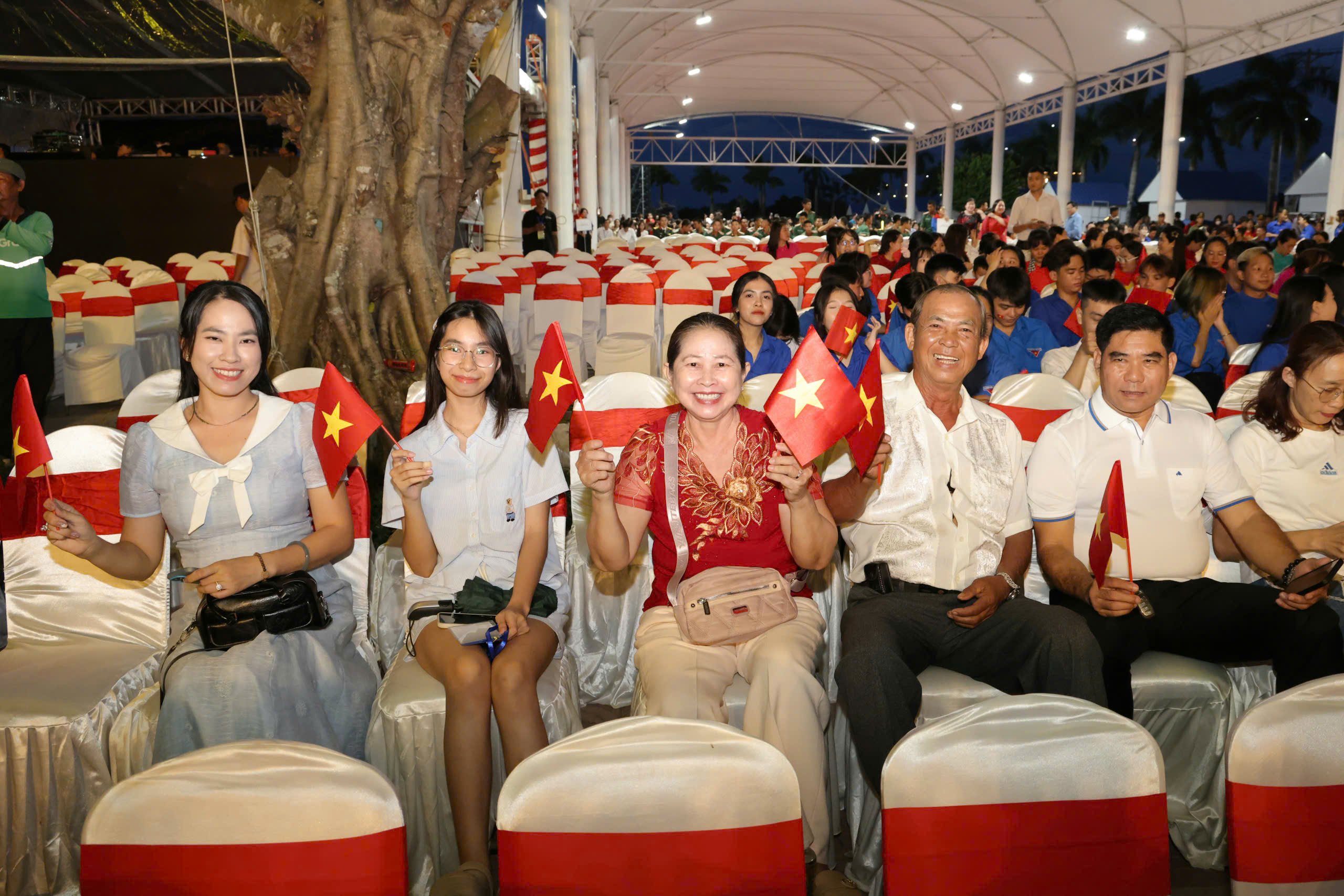 Một gia đình có mặt từ rất sớm để tham dự chương trình Họp mặt và nghệ thuật.