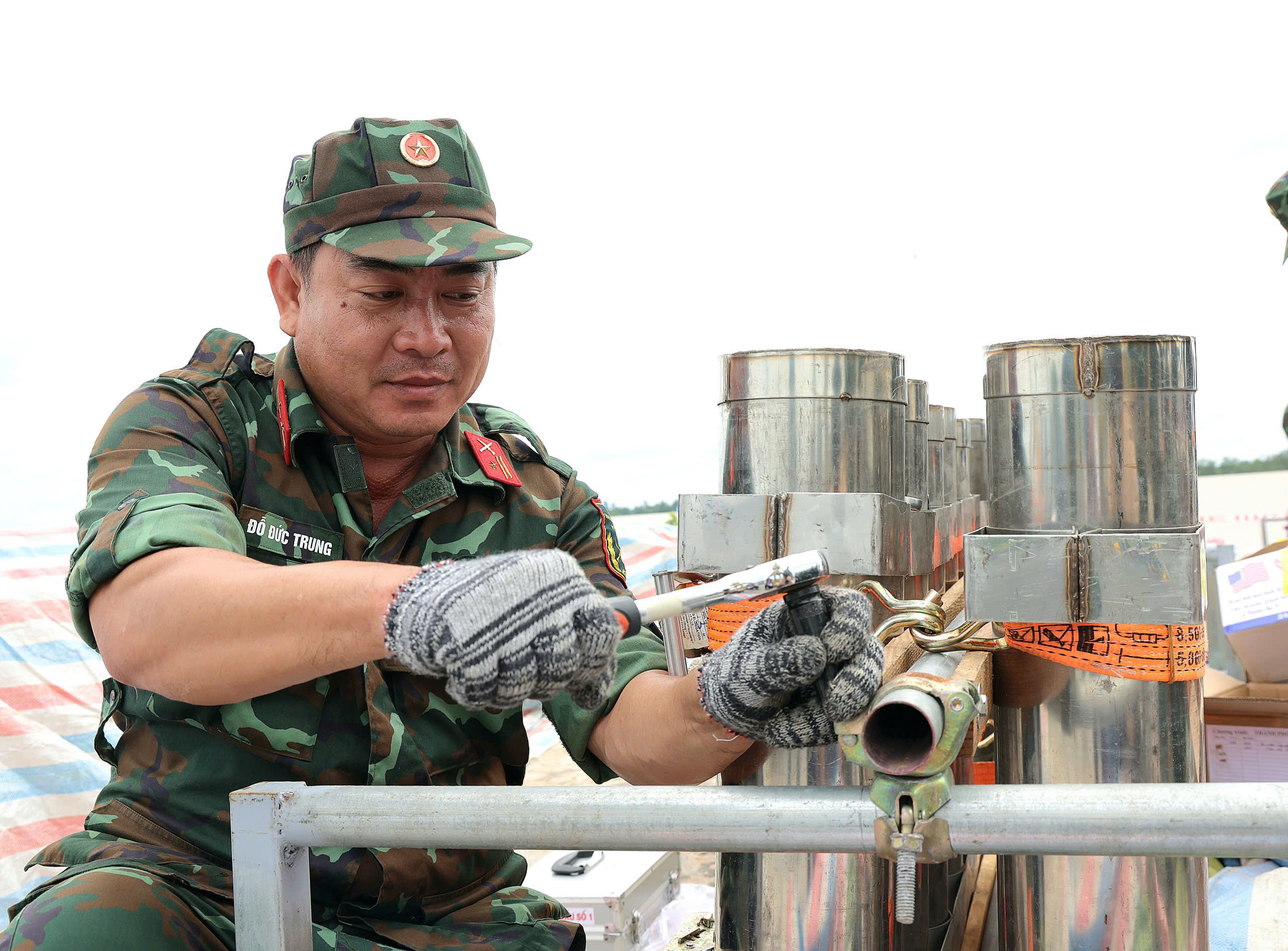 Cán bộ, chiến sĩ Bộ CHQS TP Cần Thơ nỗ lực vượt khó mang đến cho người dân đêm Pháo hoa đáng nhớ