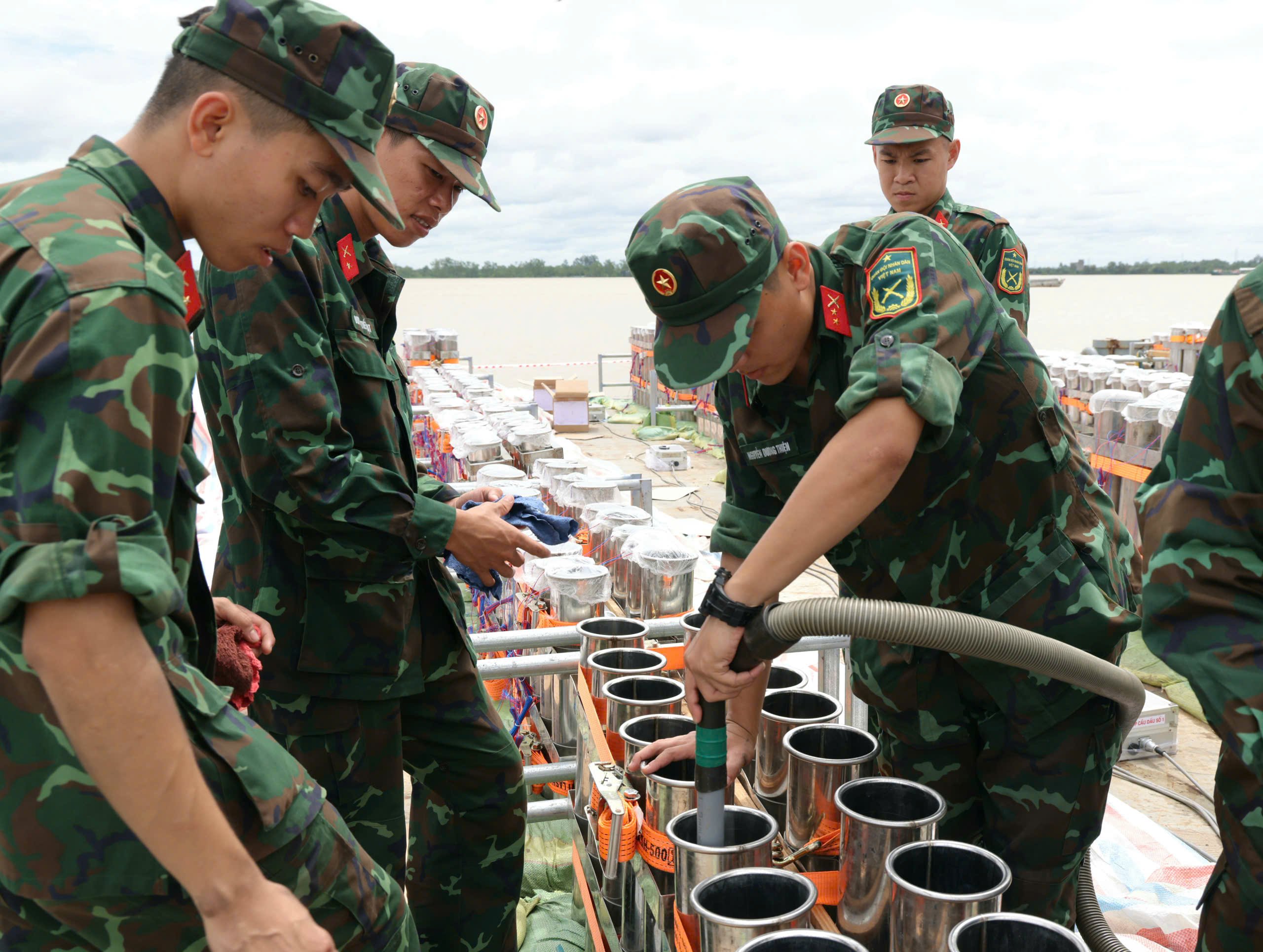 Cẩn thận vệ sinh từng ống pháo trước khi lắp pháo vào nòng.